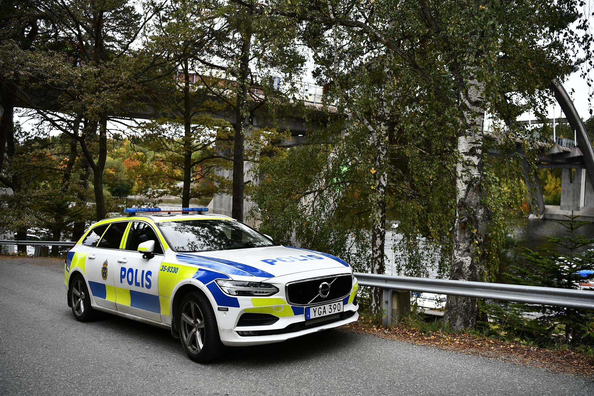Polis på plats vid Stäket i Järfälla.