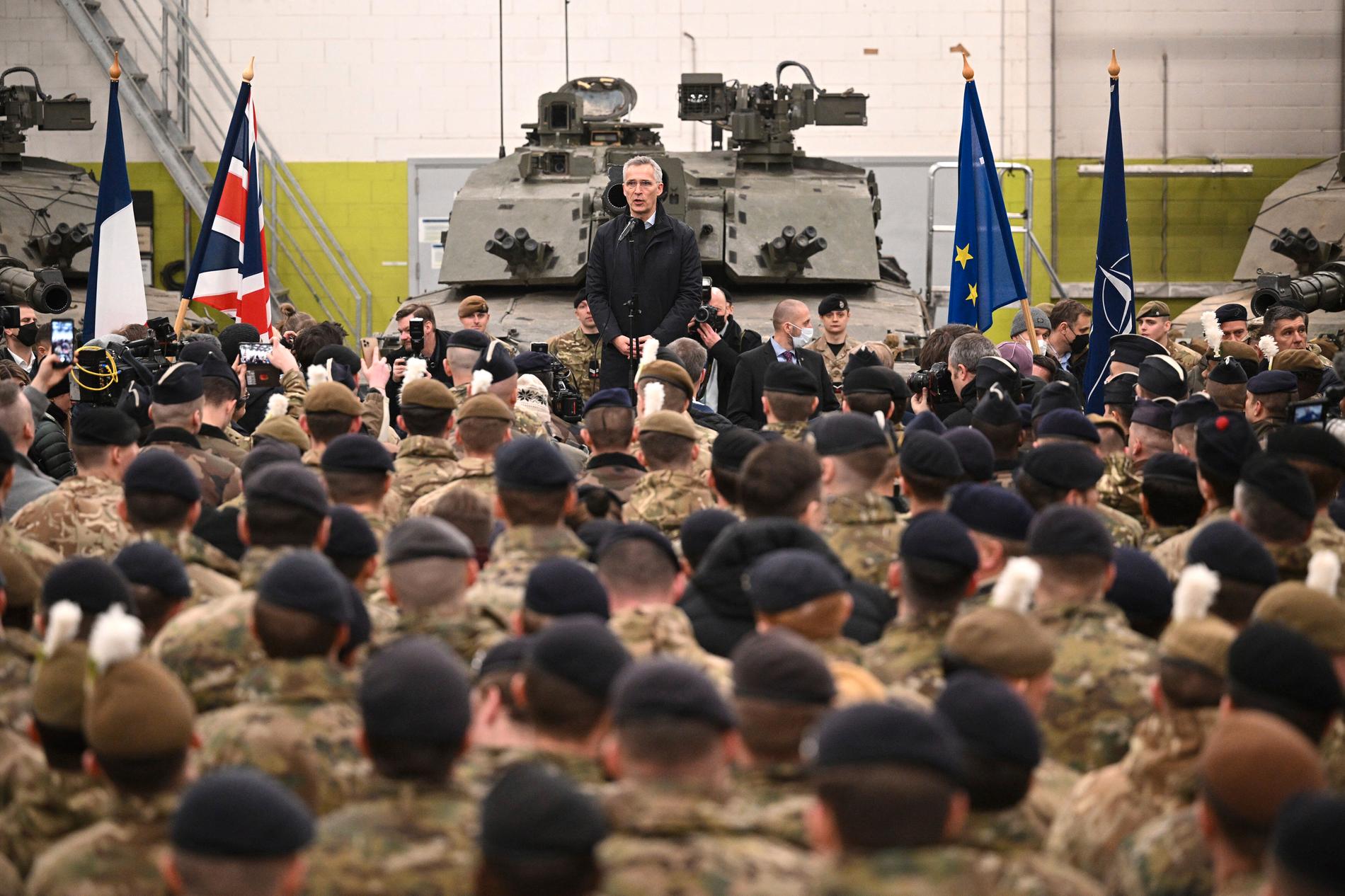 Natos generalsekreterare Jens Stoltenberg träffar Nato-soldater efter en presskonferens med Boris Johnson. 