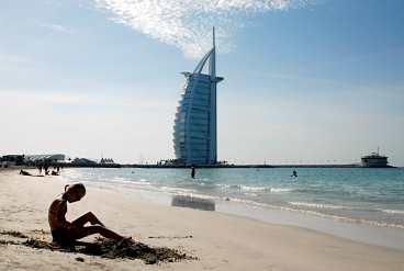 Jumeira beach i Dubai. I bakgrunden syns världens högsta hotell "Arabernas torn" som är 321 meter högt och byggt på en konstgjord ö i Persiska viken.