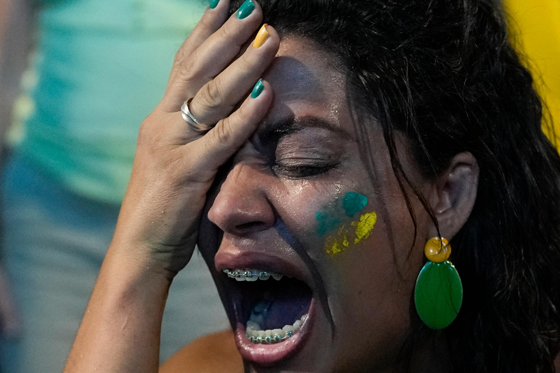 En Bolsonaroanhängare reagerar på valresultatet i Rio de Janeiro.