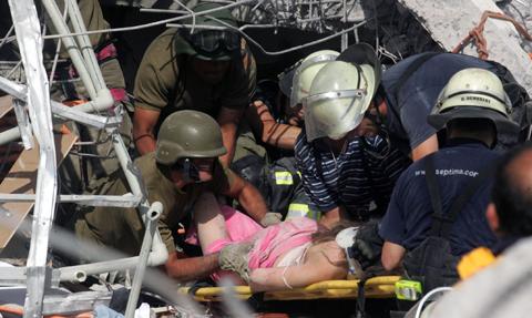 dödssiffran stiger Sent i natt meddelades att 214 personer omkommit i skalvet, men siffran väntas stiga medan räddningsarbetarna försöker undsätta de skadade. ”Det är en katastrof av ofantliga proportioner”, säger Edmundo Pérez Yoma, Chiles inrikes-minister.