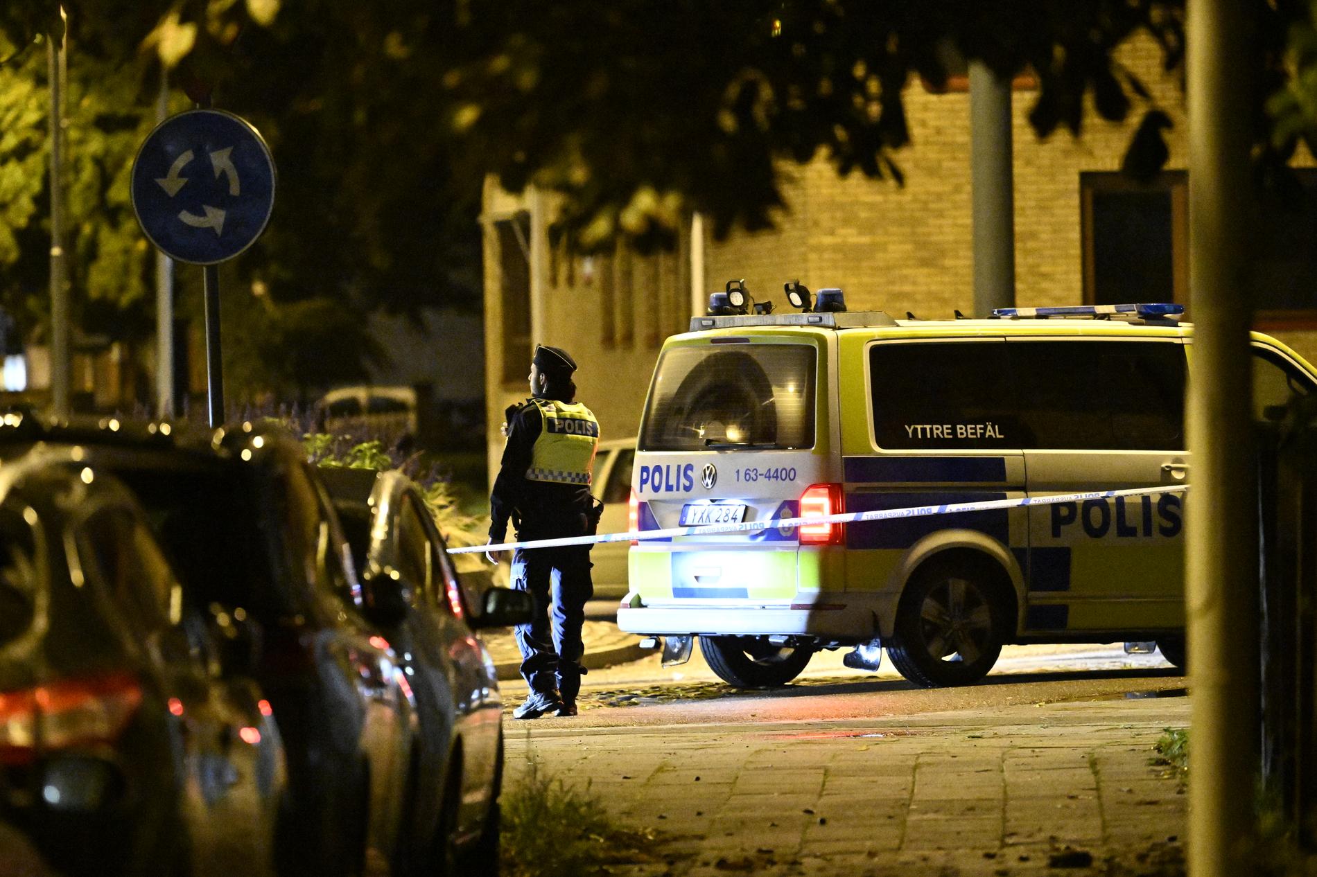 Polis på plats efter det att en man hittats skottskadad i en bil vid sjukhuset i Landskrona på lördagskvällen.