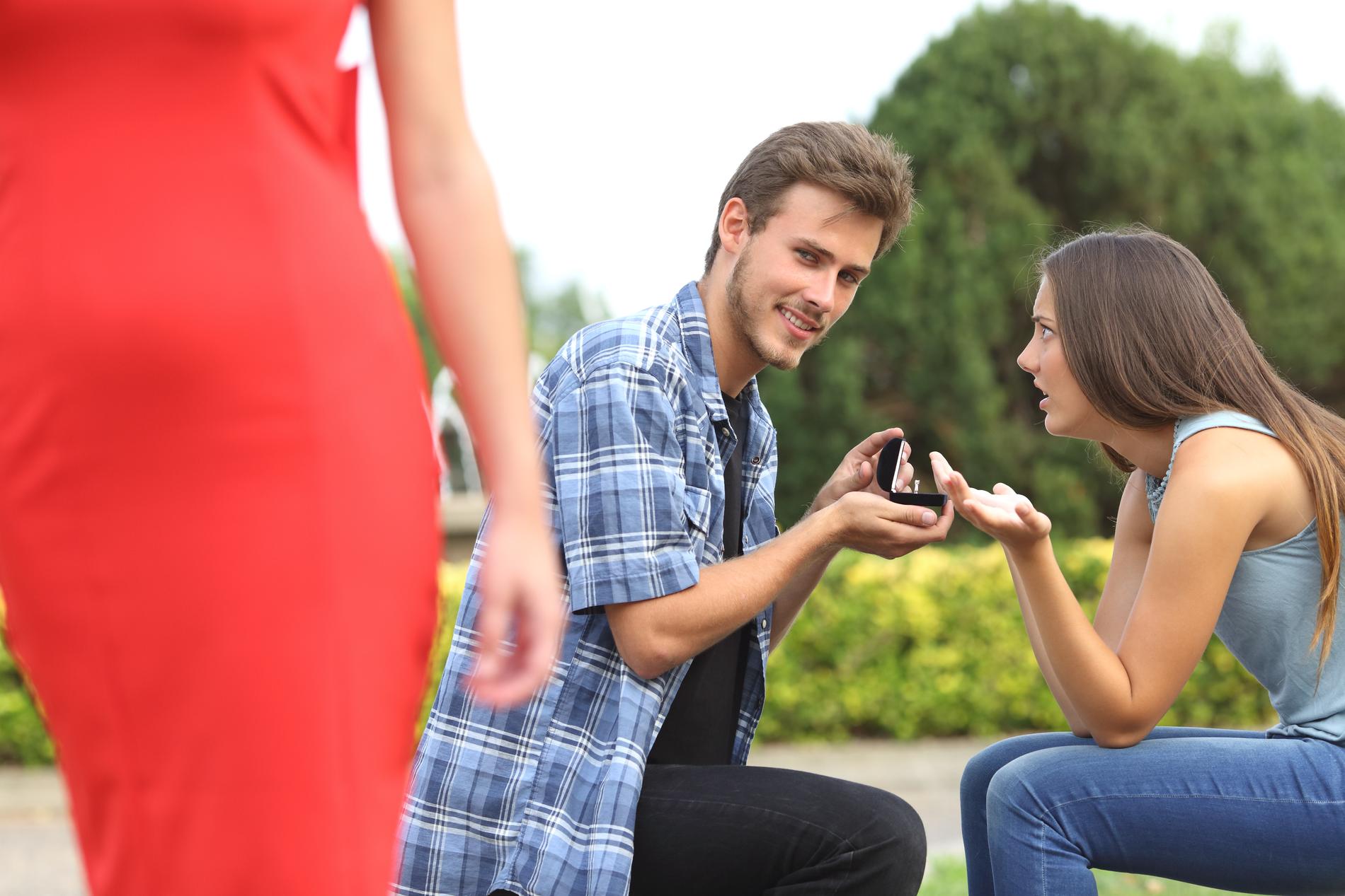 Hos bildbyråer finns flera bilder av pojkvännen som tycks ha svårt att hålla ögonkontakt med sin flickvän.