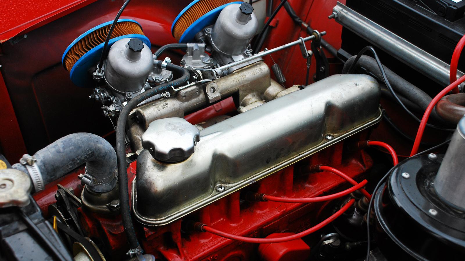B18-motorn i Sport skulle med sin dubbla SU-förgasare ge 90 hk SAE, att jämföra med 75 hk i grundmodellen.