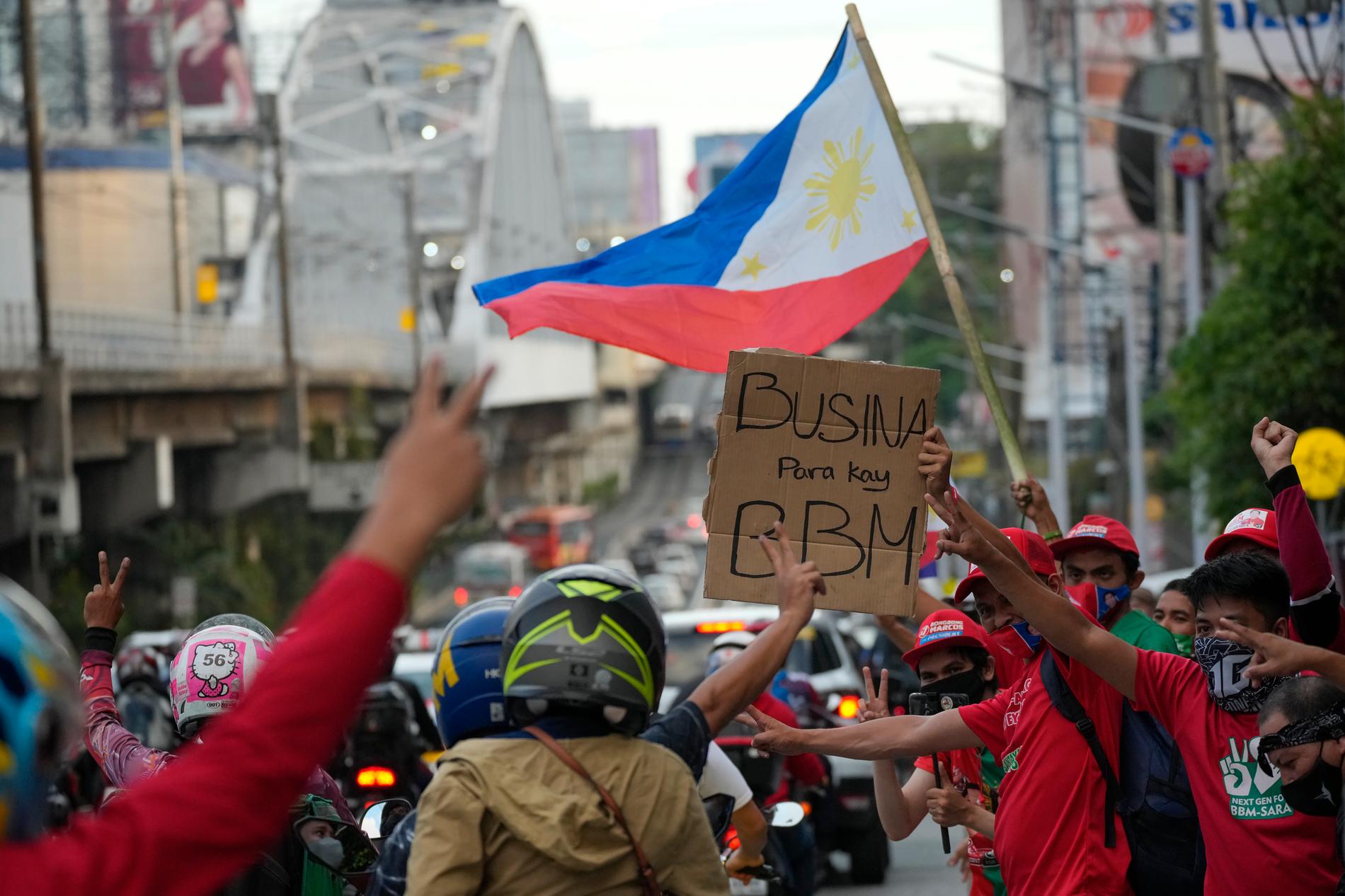 Marcos-anhängare i staden Mandaluyong firar efter valsegern.