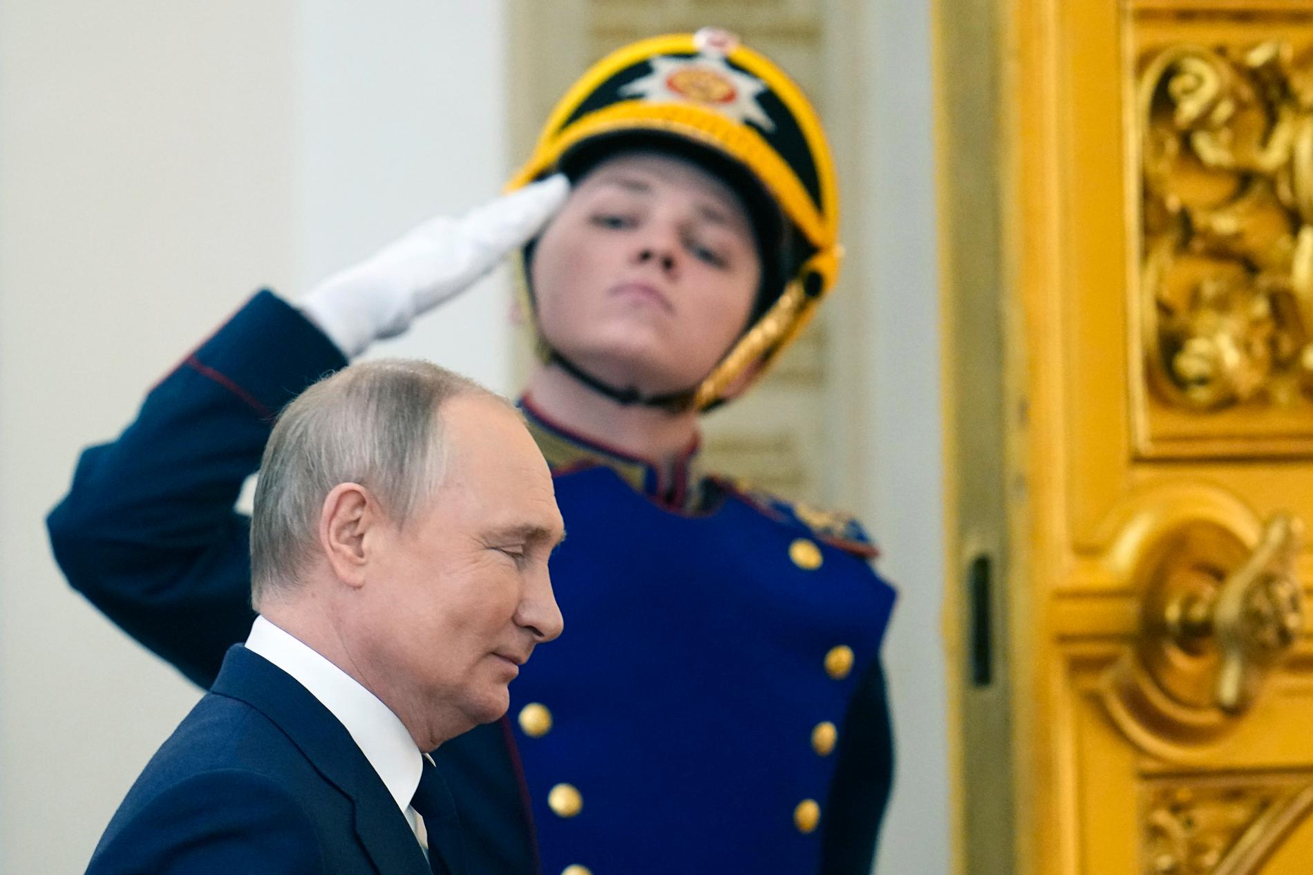 President Vladimir lämnar ett mottagningsrum i Kreml efter en ceremoni för olympiska medaljörer på tisdagen.