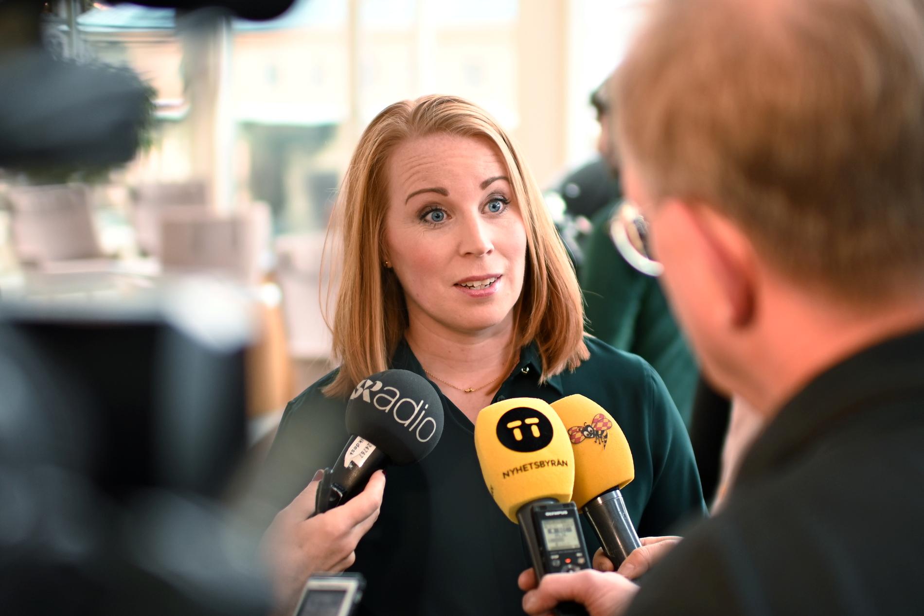 Centerpartiets partiledare Annie Lööf (C) säger att strandskyddet görs om i grunden, medan MP:s Märta Stenevi skriver att de nu har "räddat strandskyddet".