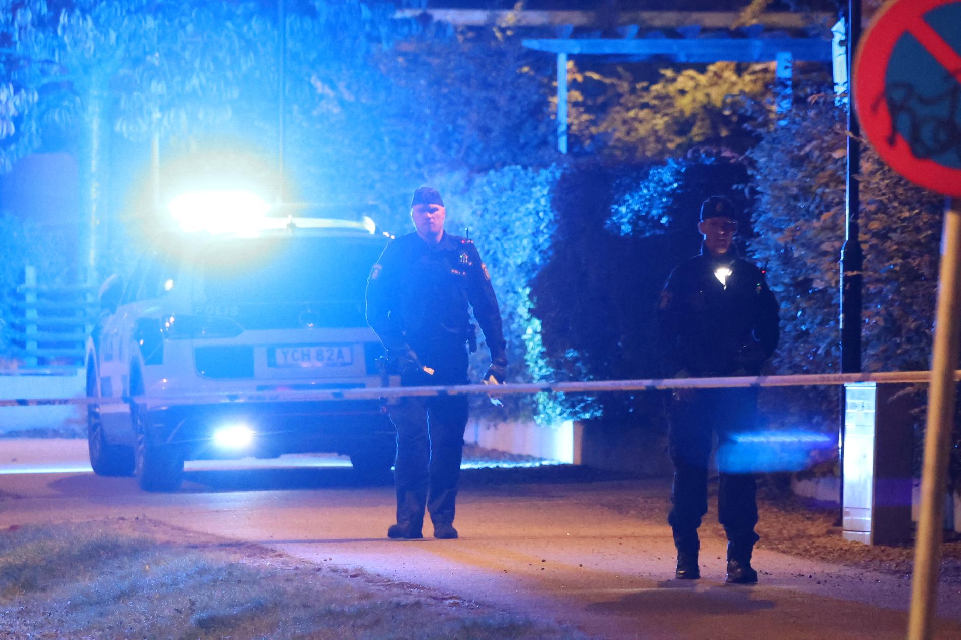 Två kvinnor dödades efter en skjutning i Tullinge natten till fredagen.