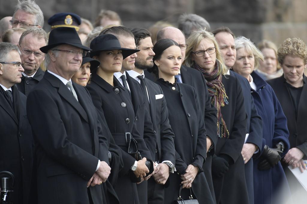Kung Carl Gustaf, drottning Silvia, kronprinsessan Victoria, prins Daniel, prins Carl Philip och prinsessan Sofia vid Stadshuset vid minnesstunden på måndagen.