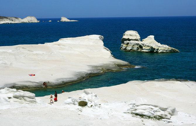 SARAKINIKO, MILOS, GREKLAND Det ultimata klippbadet. Vid en första anblick kan man likna Sarakiniko vid ett månlandskap täckt av skimrande snö. Här finns förvisso en sandstrand också, men den är minimal. Kristallklart vatten, laguner och grottor förhöjer badupplevelsen. Boka din resa till Grekland här!