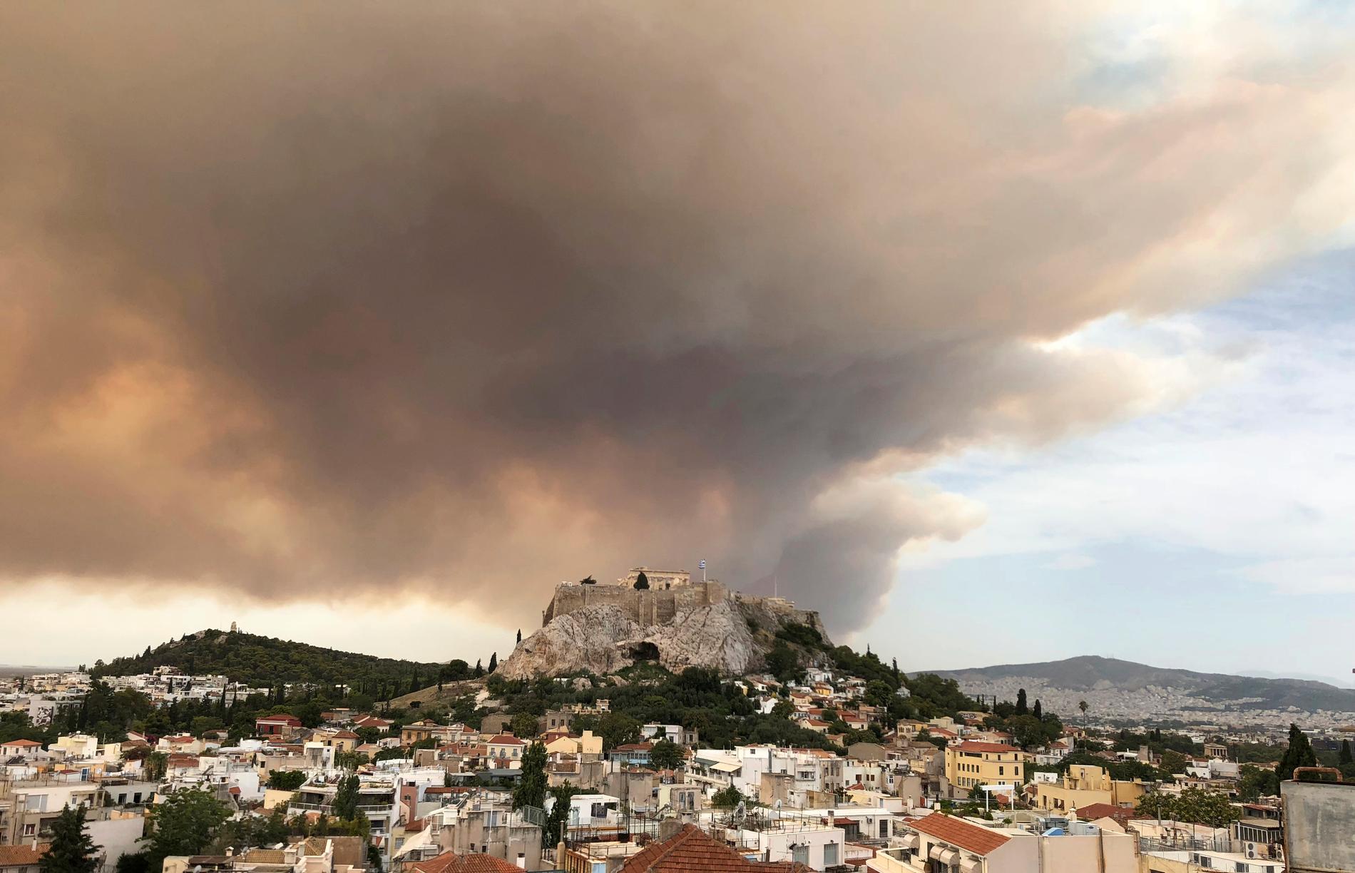 Rökpelaren stiger från området väster om Aten, över Akropolis.