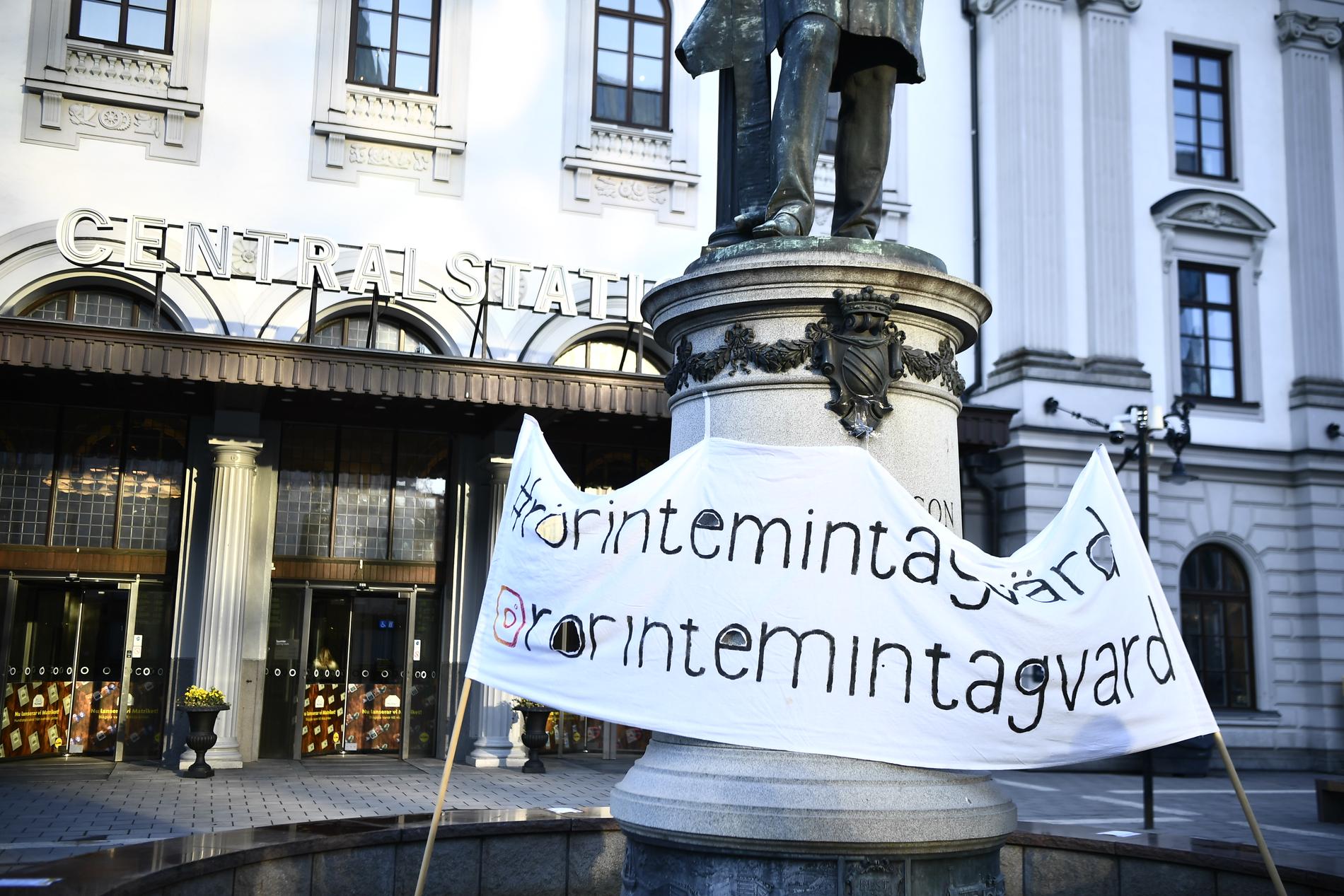 Strejk-banderoller utanför T-centralen i Stockholm. 