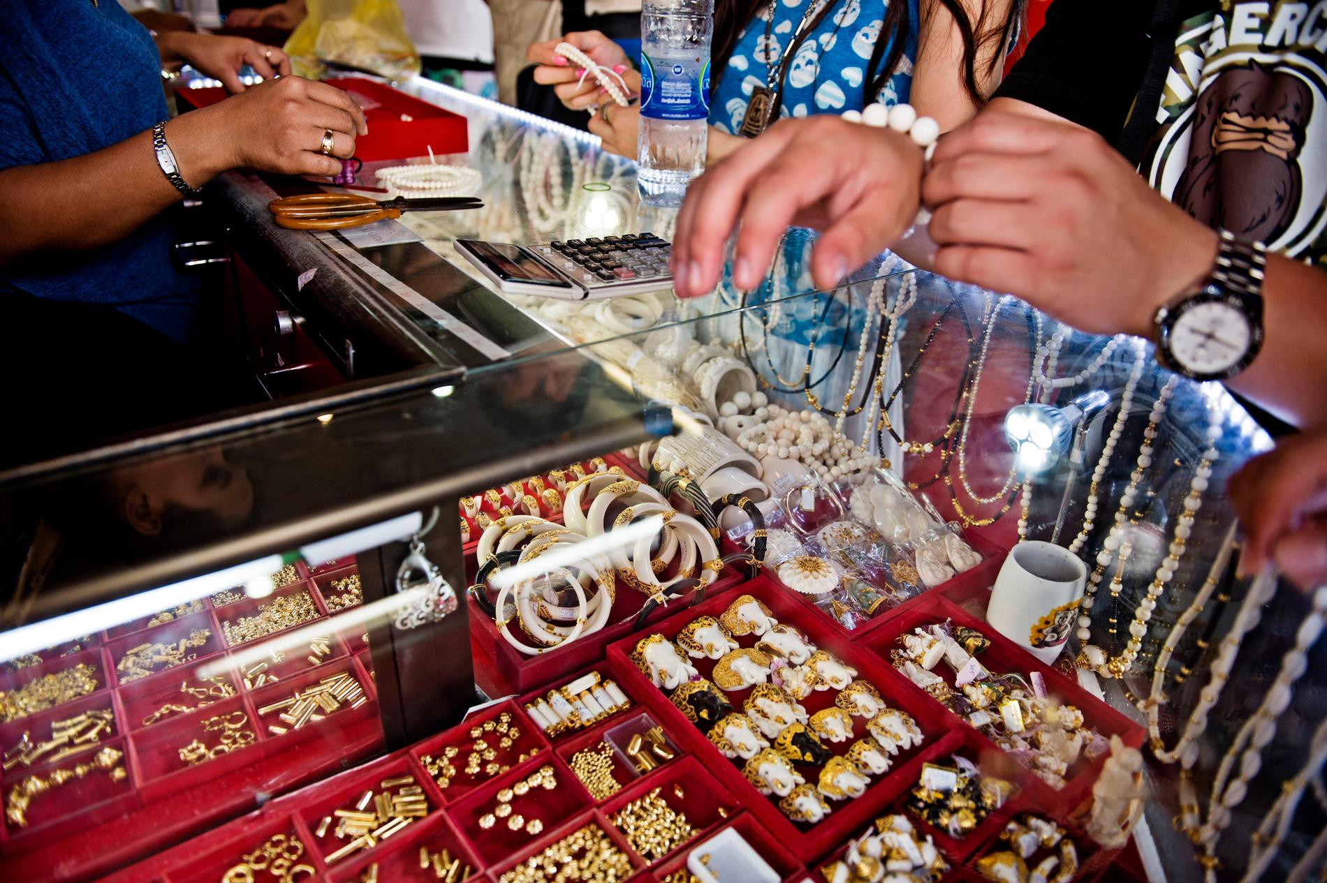 Här säljs smycken av elfenben i Bangkok.