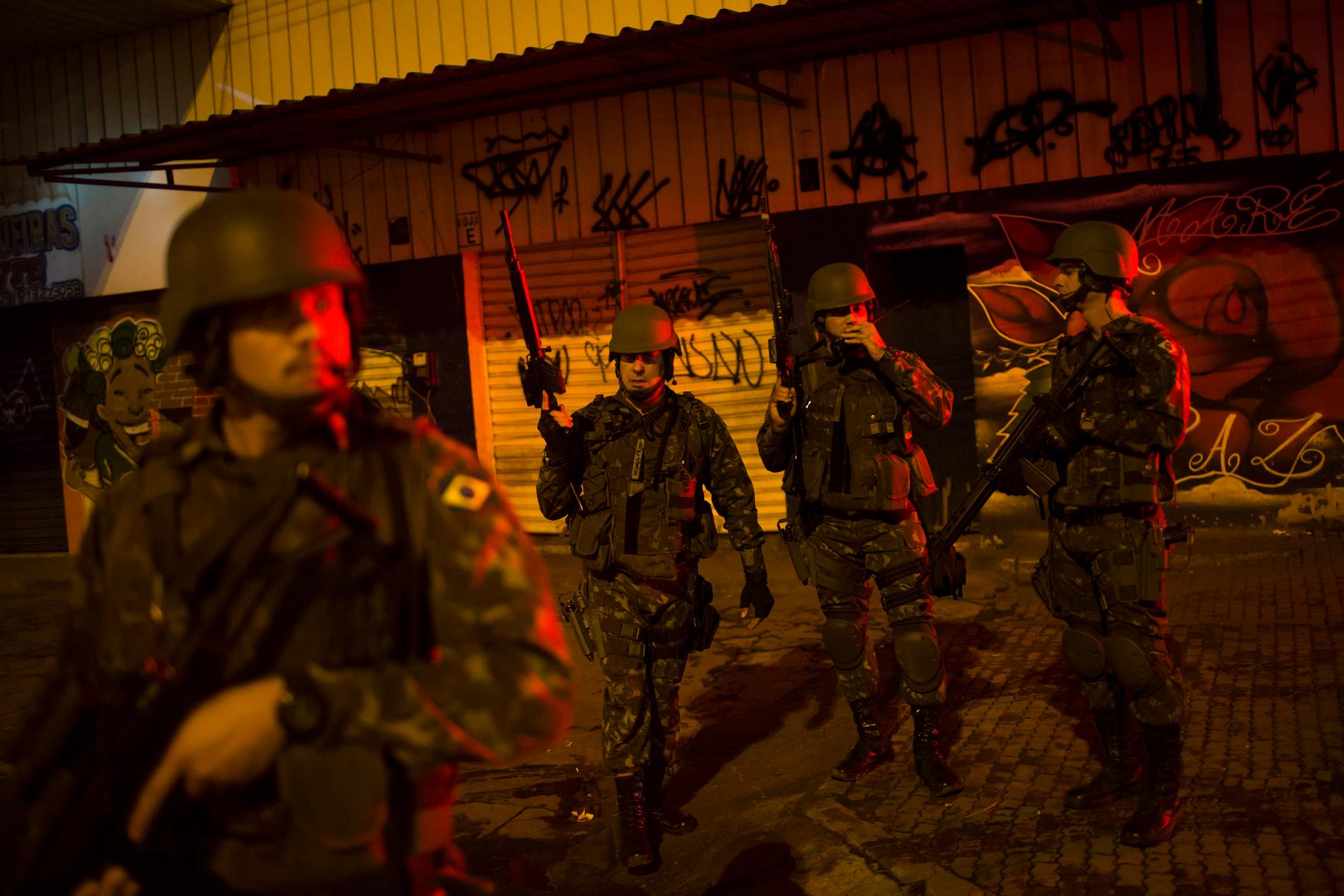 Armén patrulerar slumområdet Nova Holanda i Rio de Janeiro.