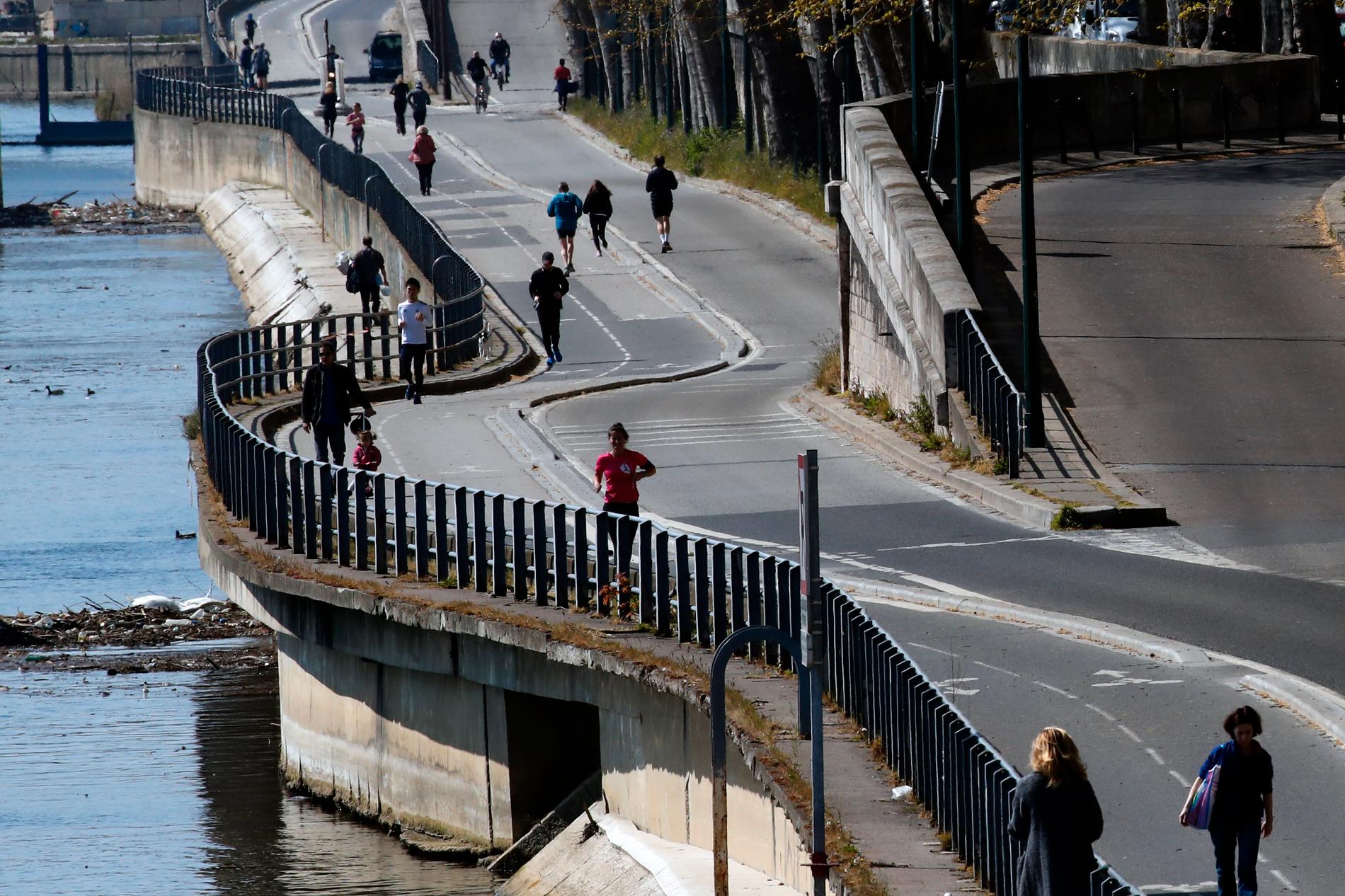 Parisborna joggade i solen längs med floden Seine lördagen den 4 april. Men nu är det förbjudet. Arkivbild.