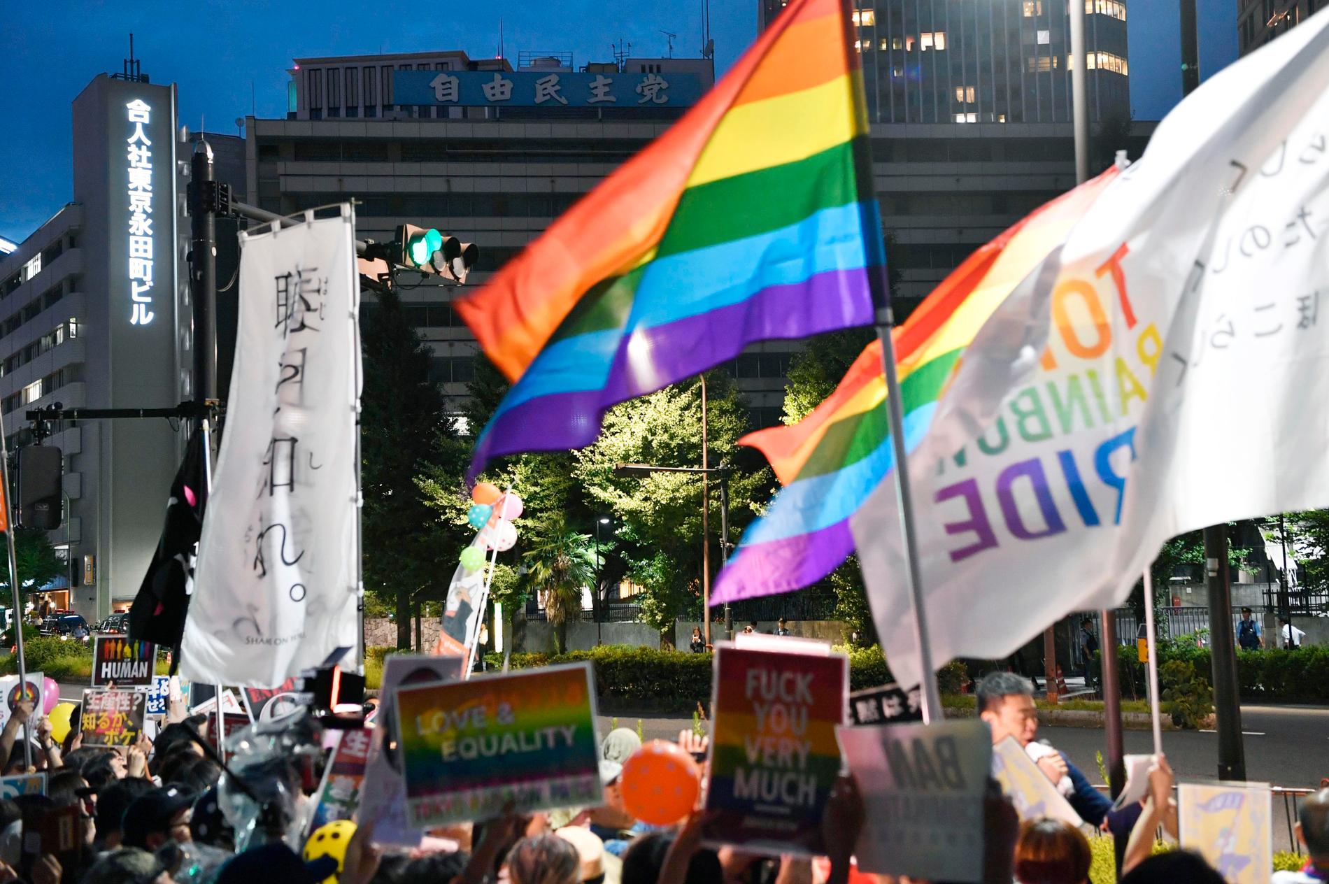 Människor demonsterar för HBTQ-rättigheter i Tokyo, i juli 2018.