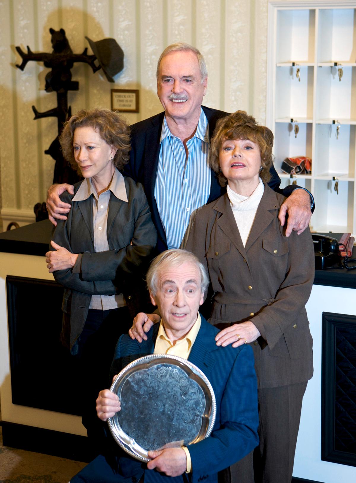 Skådespelarna Prunella Scales, John Cleese, Connie Booth och Andrew Sachs återförenade när serien firade 30-årsjubileum 2009.