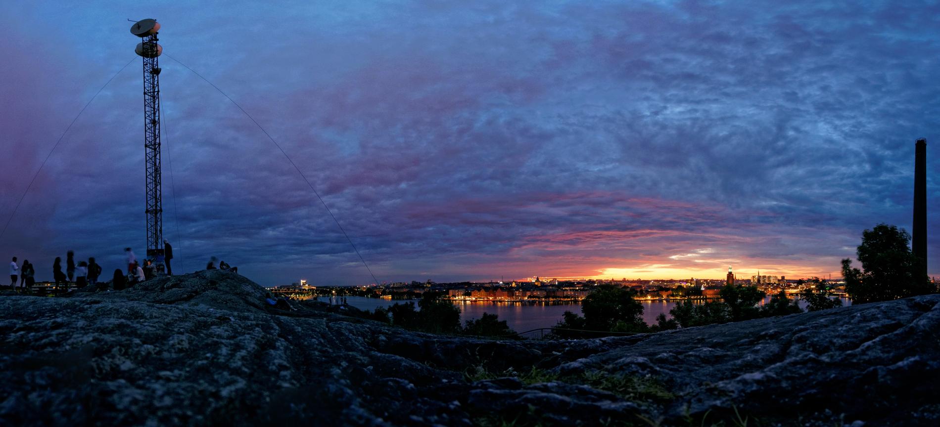 Denna panoramabild togs strax före midnatt när solen stod precis under horisonten.