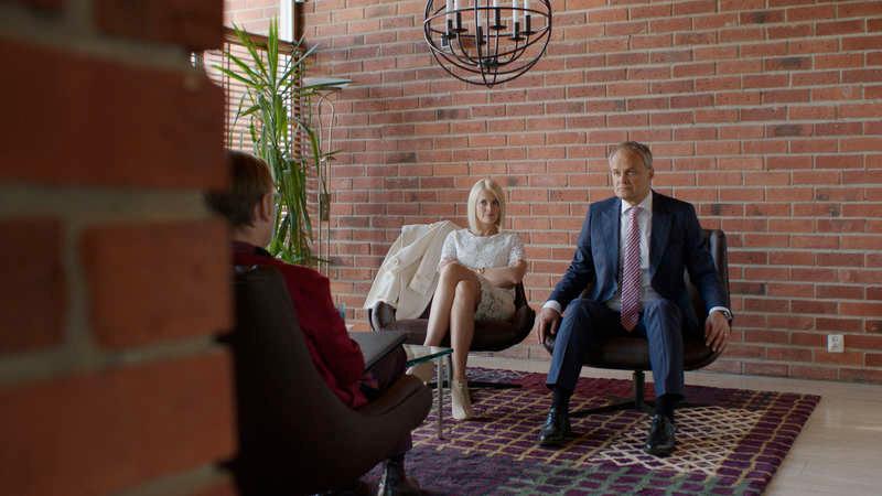 Josephine Bornebusch och Johan Rheborg i en scen ur TV4:s succéserie. På söndag börjar den sista säsongen att sändas.