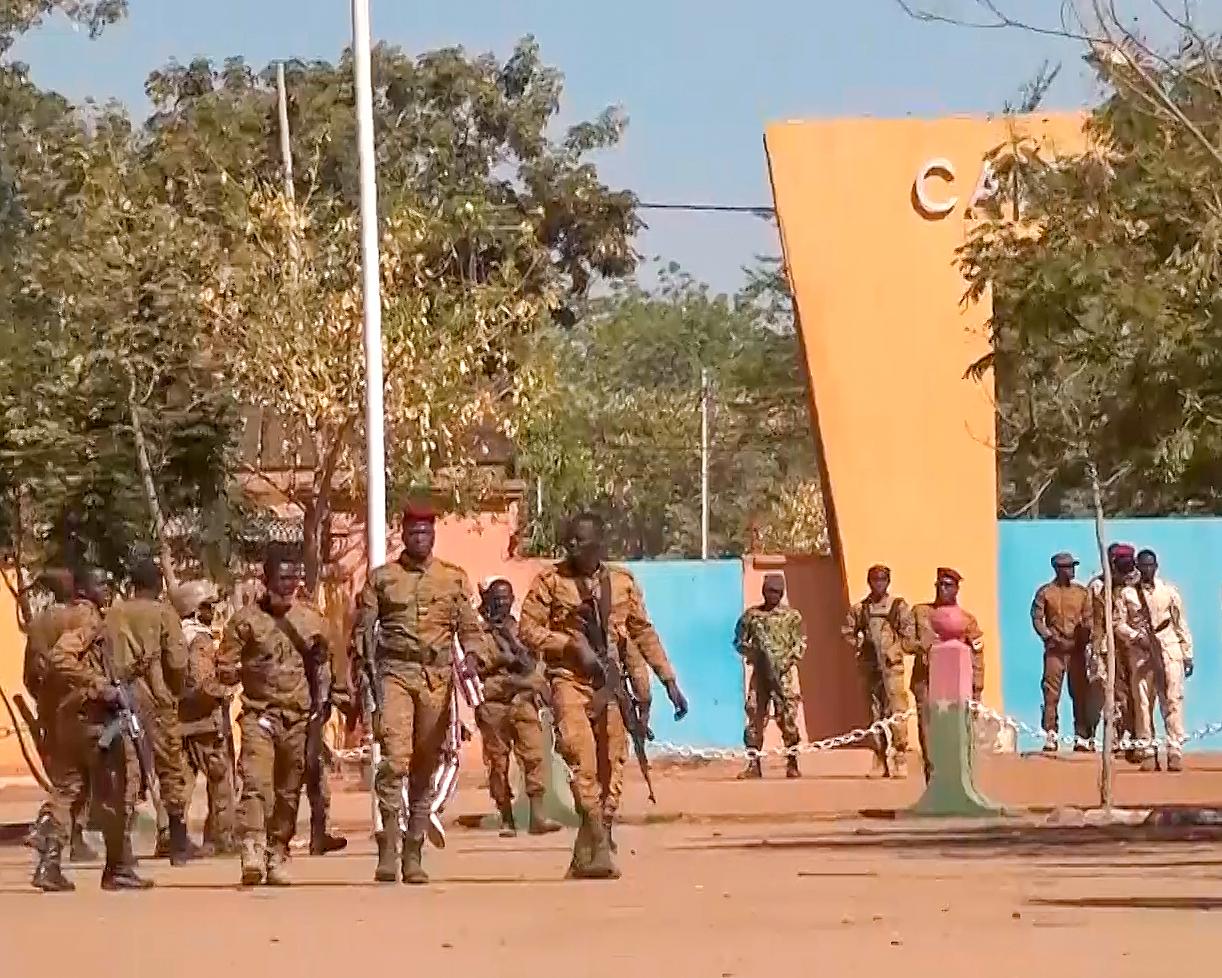 Soldater som deltar i upproret, utanför en militäranläggning i Ouagadougou under måndagen. Bilden är tagen från ett filmklipp. Arkivbild.