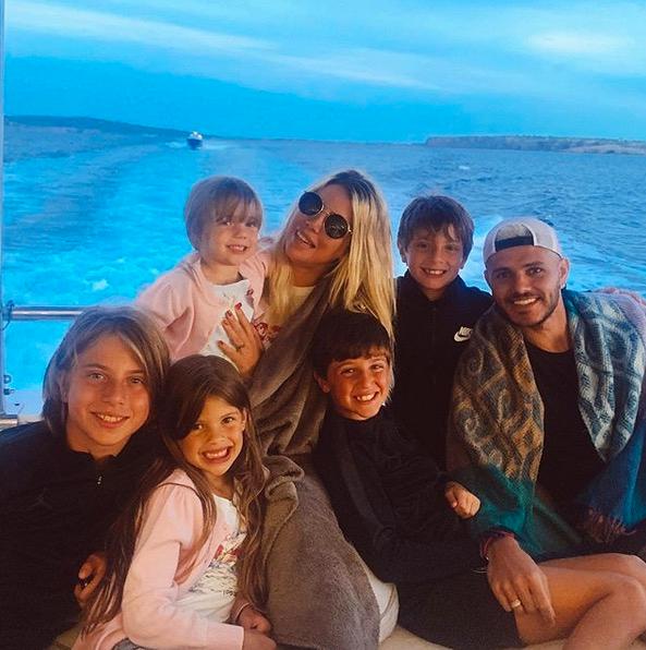 Wanda Icardi med sina fem barn under vistelsen i Ibiza. Två av dem har hon fått med Mauro Icardi, tre med Maxi López.