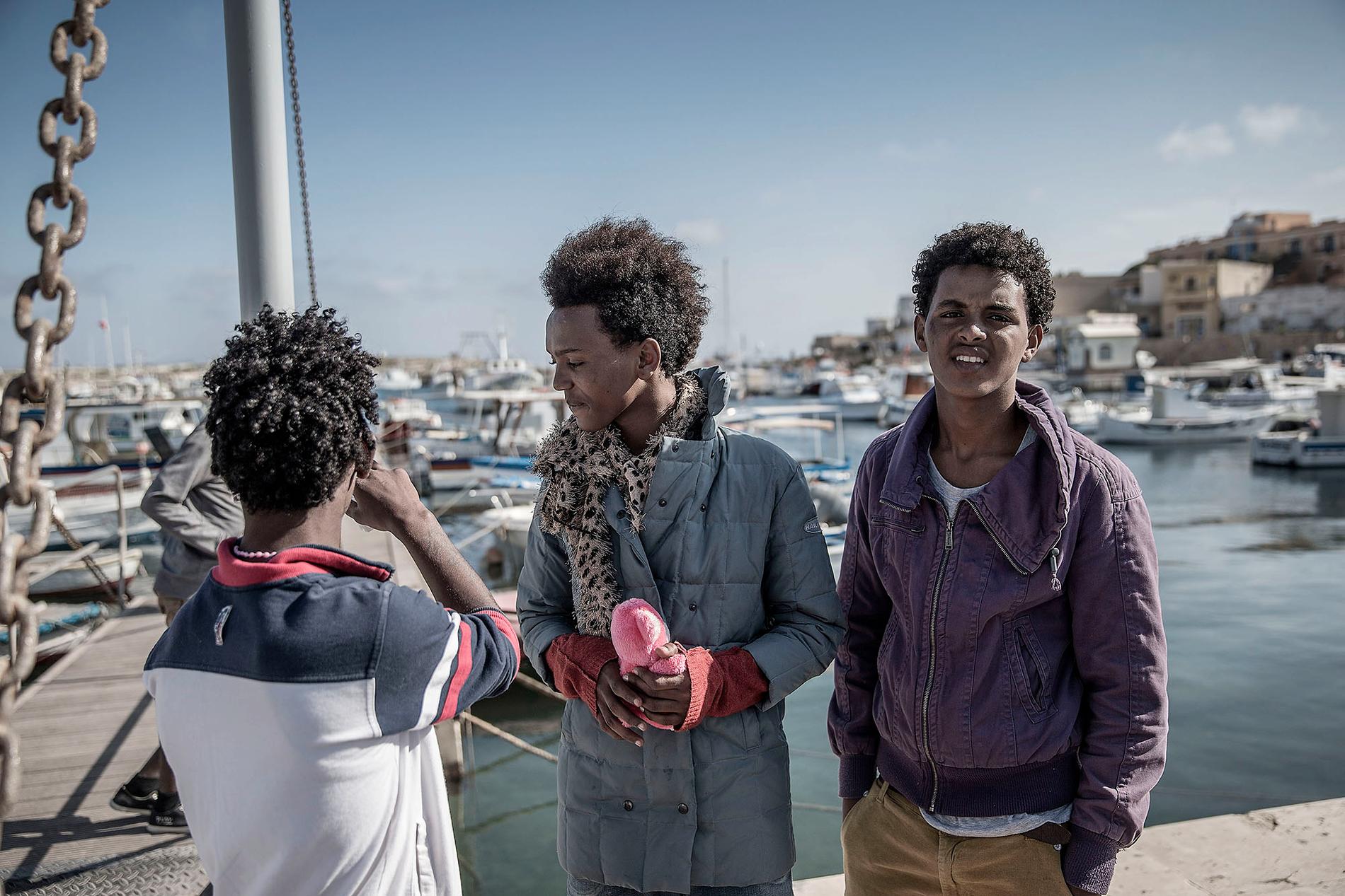 Robel, 14 från Eritrea ( i mitten) drömmer om en framtid som modedesigner i London.