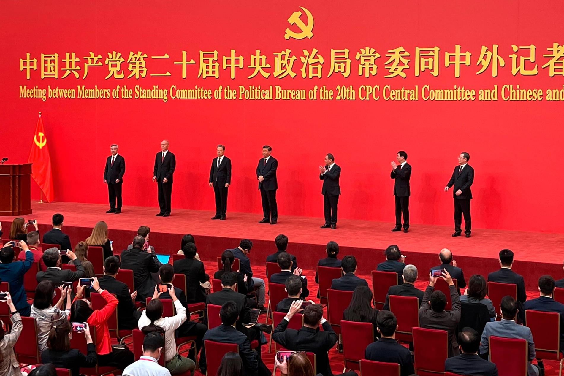 Xi Jinping, i mitten, blir omvald som president.