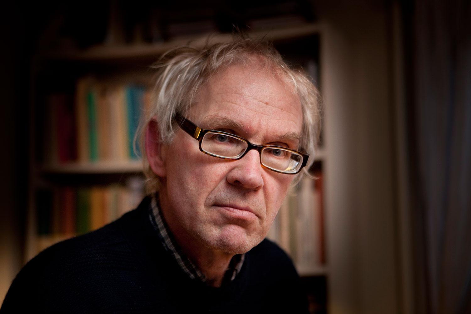 Lars Vilks. Konceptkonstnär, konstkritiker, filosofie doktor i konstvetenskap, författare och debattör.