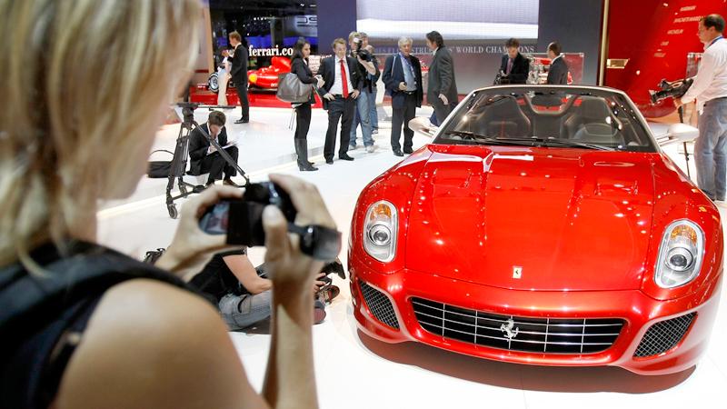 Få har råd att köpa en Ferrari Aperta, den senaste modellen från märket med den stegrande hästen. Men fotografera en är inte så dyrt. Foto: Scanpix