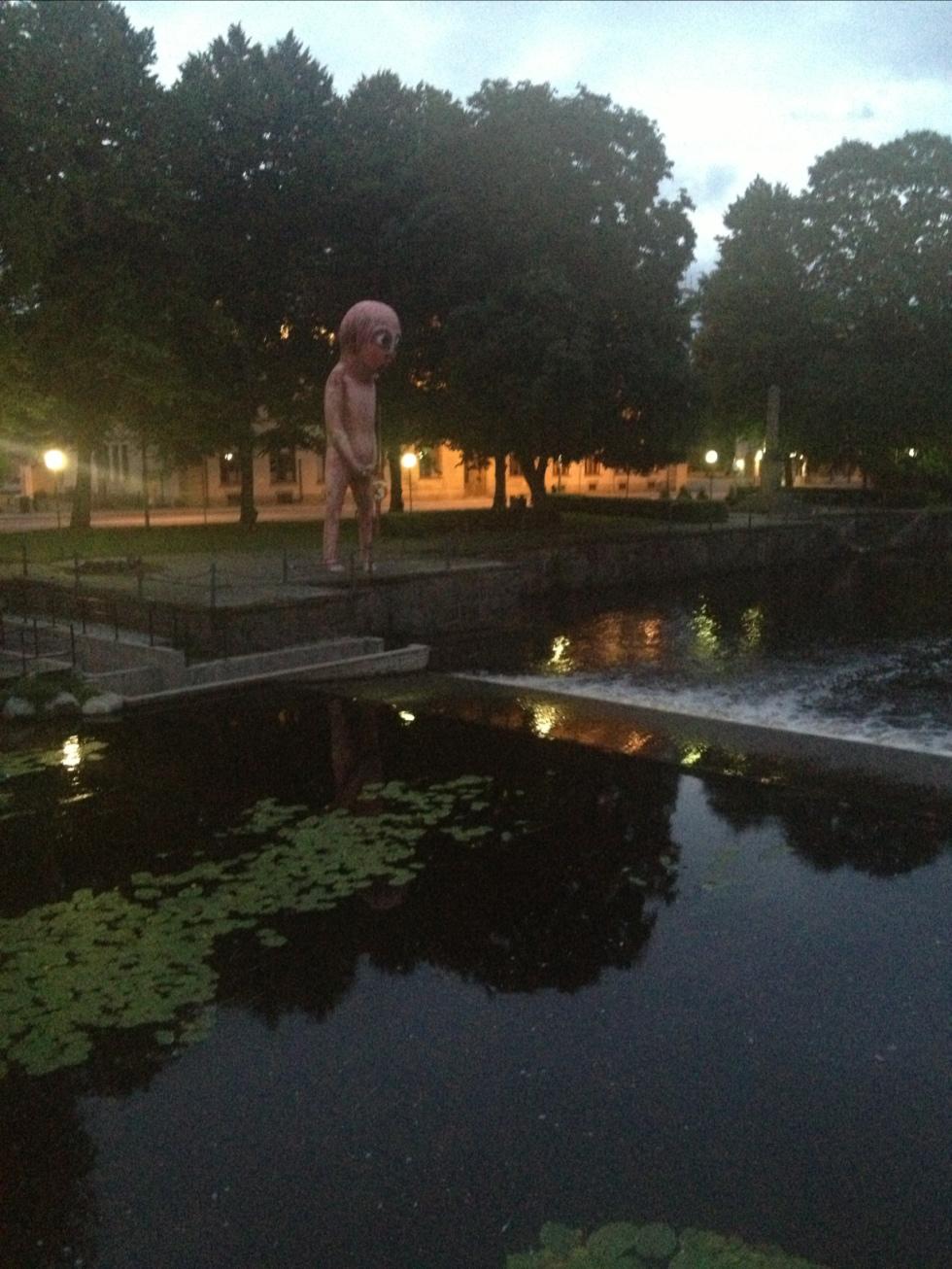 Staty i Örebro, vilket häftigt monument!