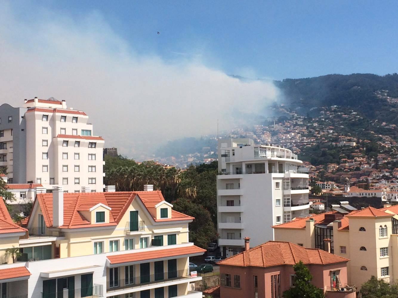 Sebastian Håkansson och Maria Andersson befann sig på Madeira när röken blåste in över staden Funchal.
