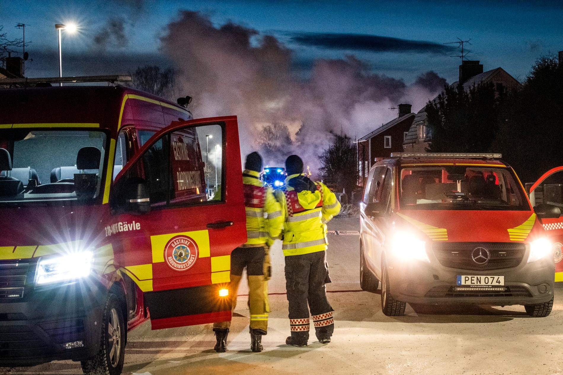 Räddningstjänsten på plats i bostadsområdet i Sandviken där en villa började brinna under natten mot juldagen.