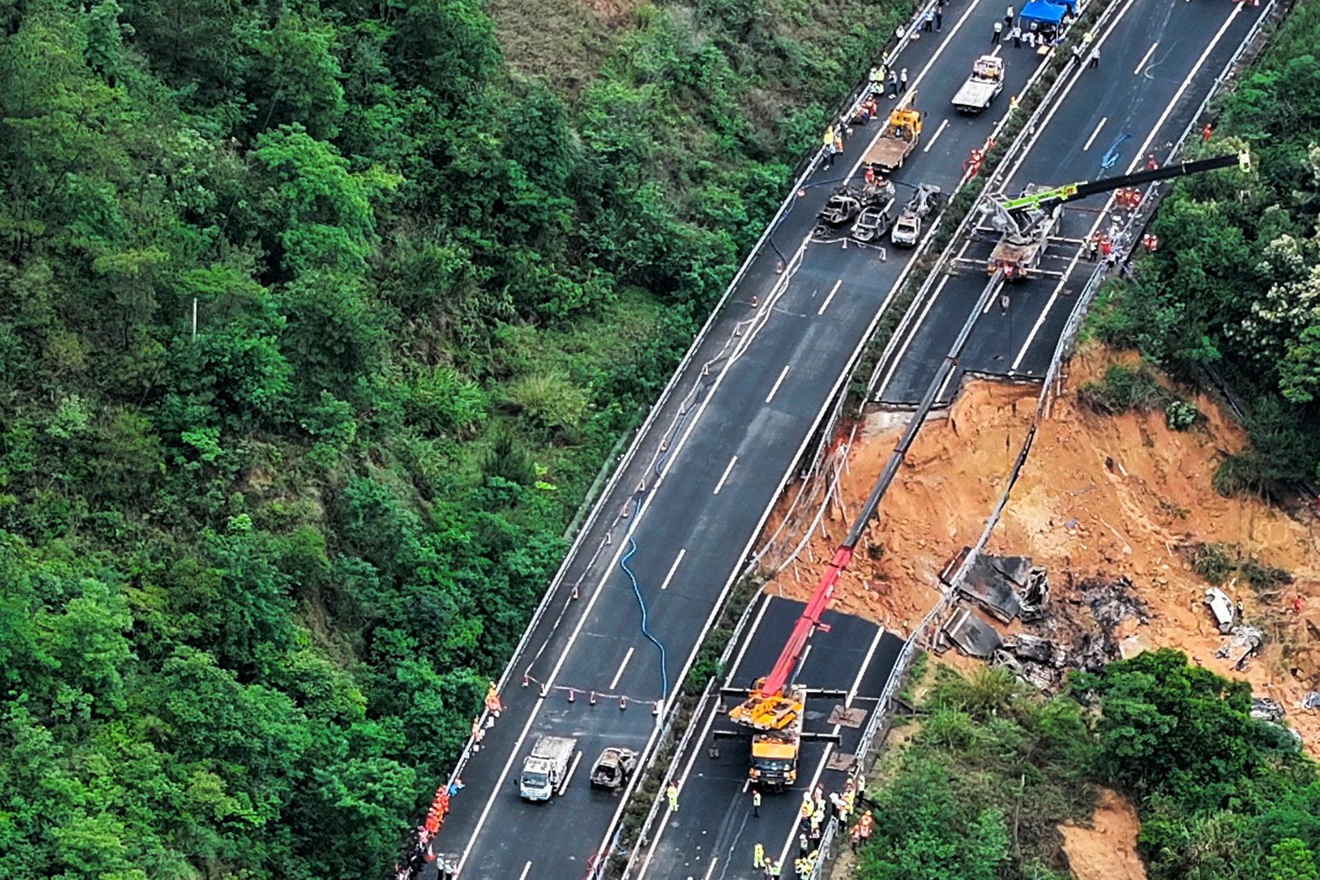 Delar av en motorväg har fallit samman i Guangdongprovinsen i södra Kina.