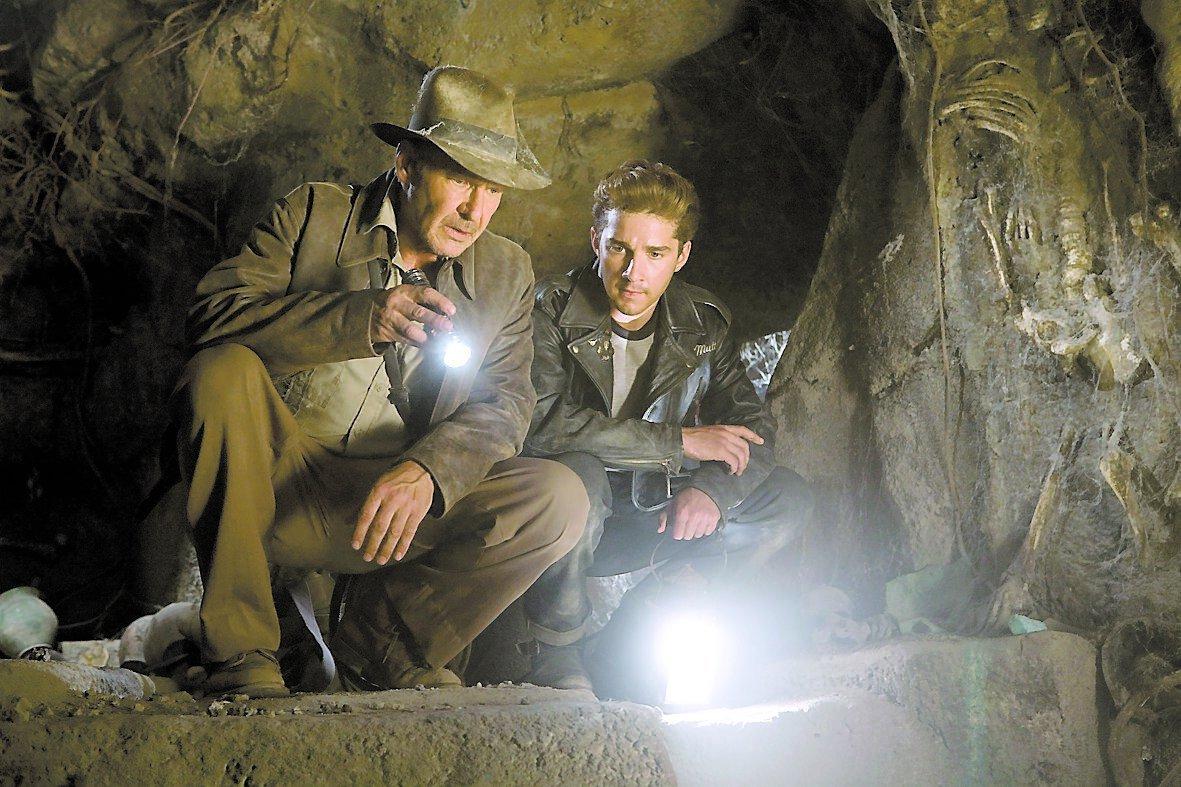 INDY är tillbaka Harrison Ford är – som vanligt – Indiana Jones. Shia LaBeouf spelar också i nya filmen, liksom Cate Blanchett.
