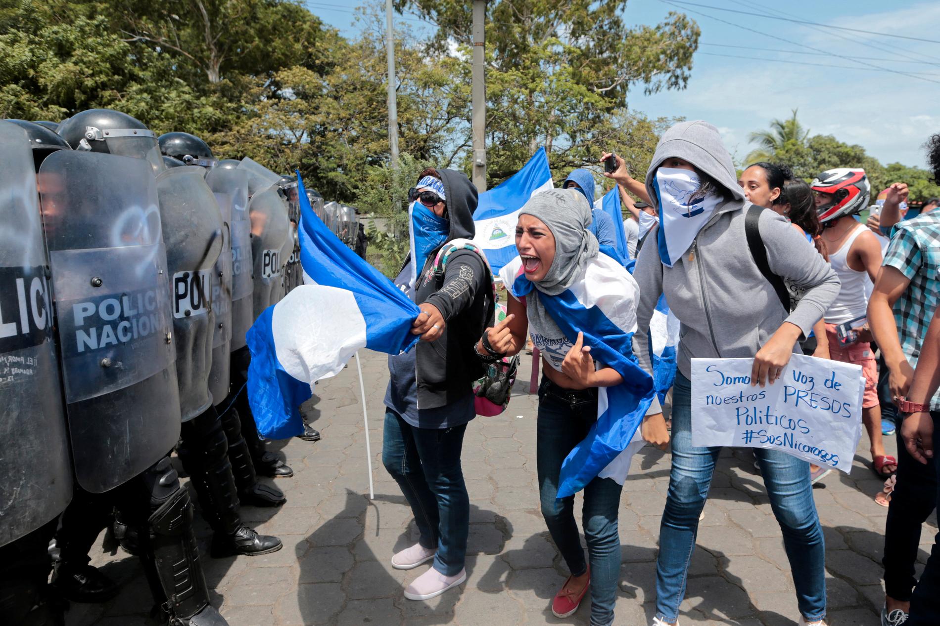En person dödades och flera skadades under demonstrationer i Nicaragua på söndagen.
