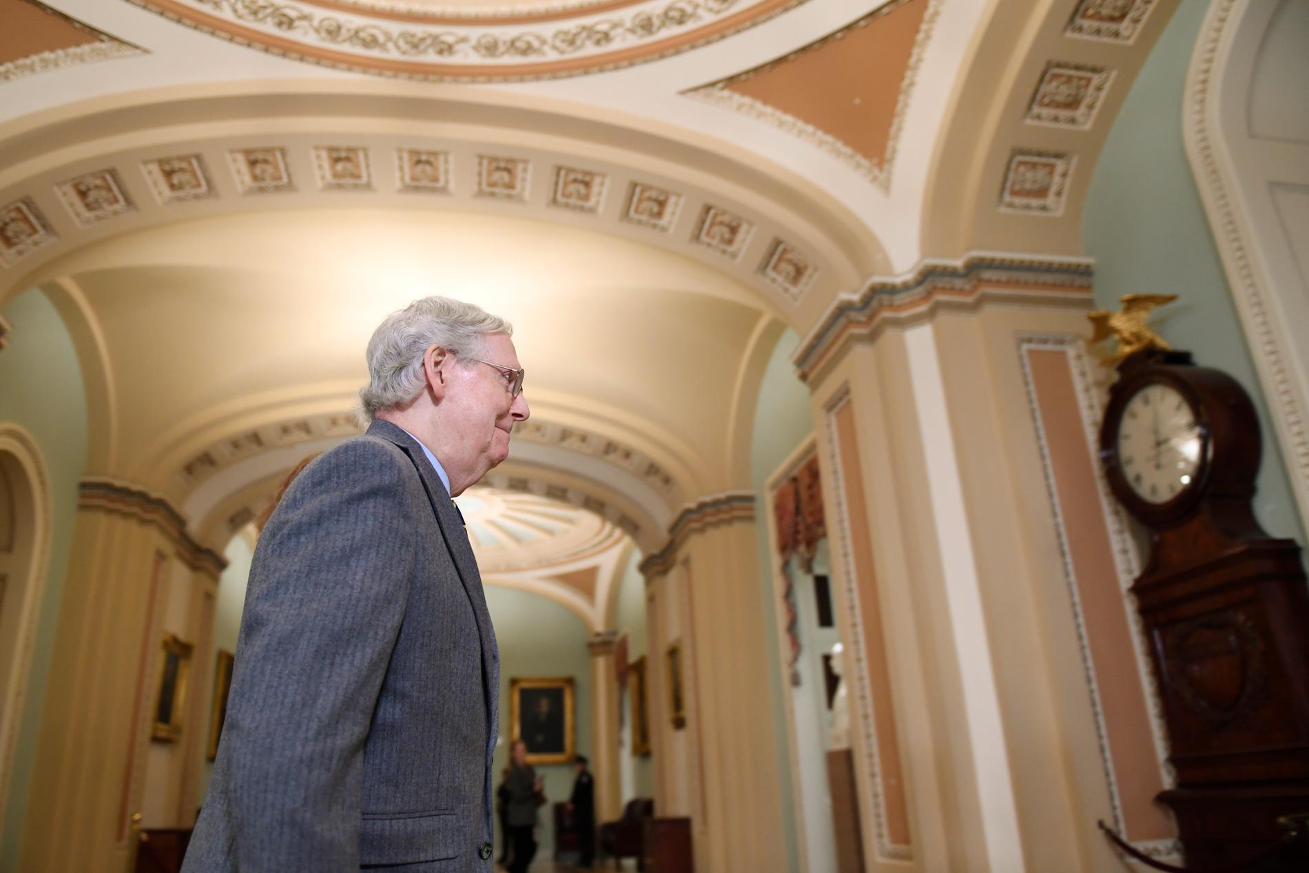 Senatens majoritetsledare, den republikanske senatorn Mitch McConnel går till sitt kontor efter att båda sidor haft sina slutanföranden i riksrättsprocessen mot USA:s president Donald Trump. På onsdag blir det omröstning.