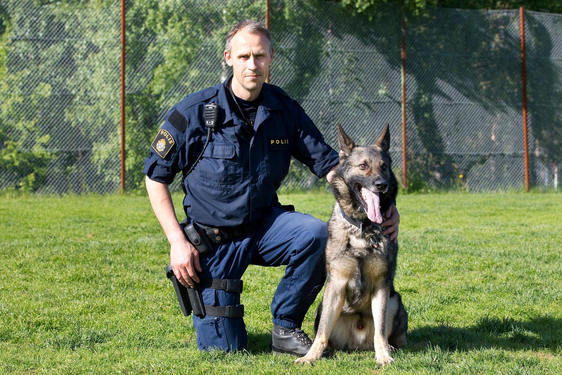 Andreas önskar att polisen skulle satsa mer på hundar som kan hjälpa till att lösa brott. 