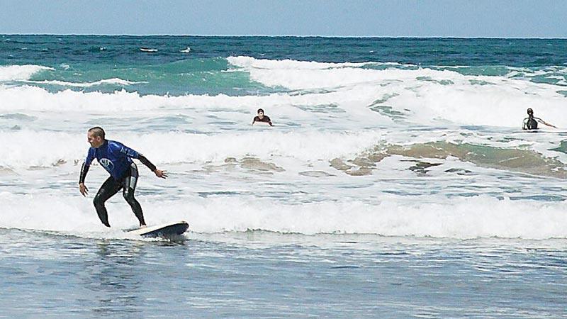 Famara räknas som en av världens främsta stränder för surfing.