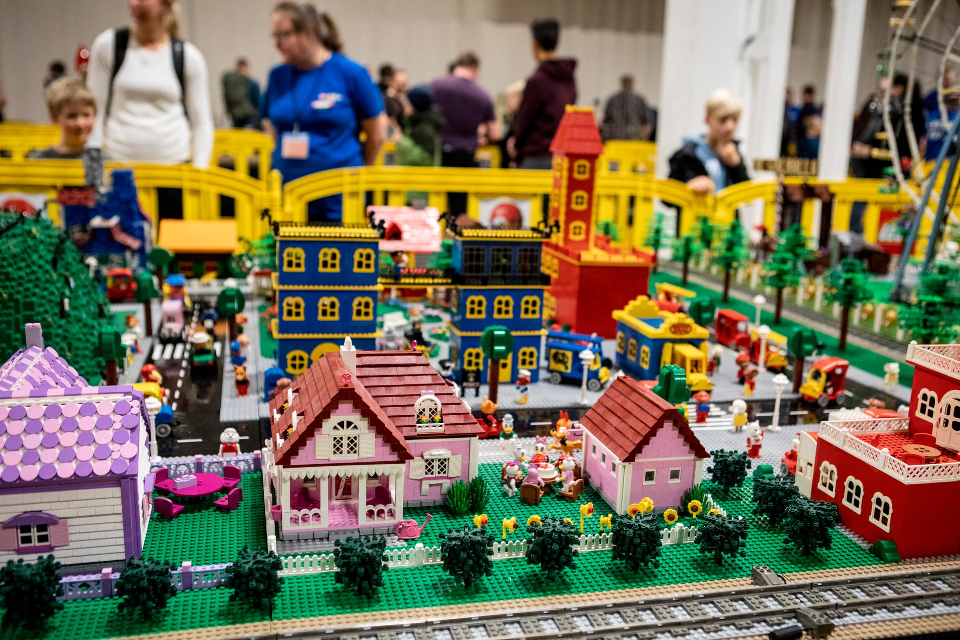 Legovärldar, här Ankeborg, som fans byggt på utställningen Lego World på Kistamässan i Stockholm.