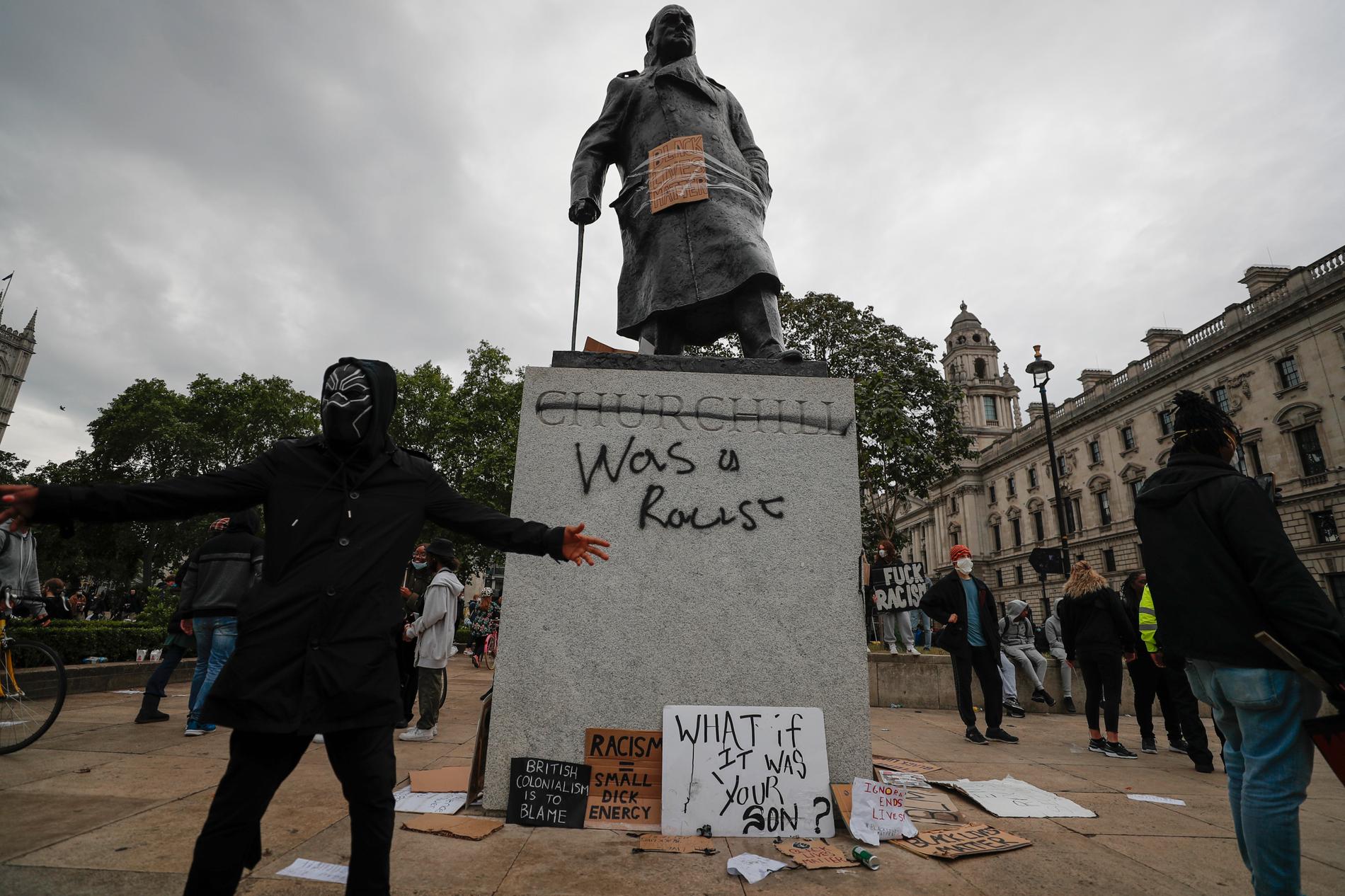 Winston Churchills staty i London vandaliserades vid demonstrationer i början på juni.