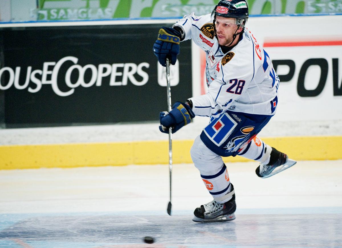 3) Niclas Hävelid, back, Linköping. Född: 1973-04-12 Flyttade hem till LHC hösten 2009 efter tio säsonger i NHL. Håller fortfarande hög klass med sin rutin och tuffhet.