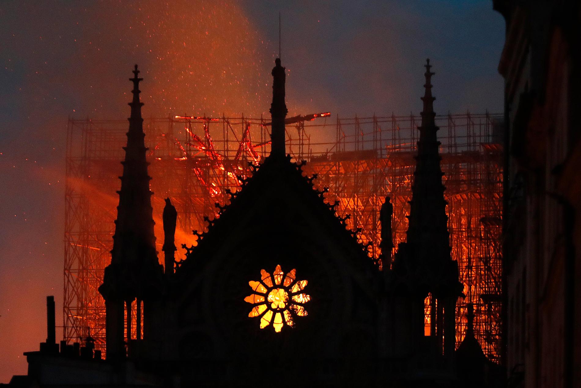 Medeltidskatedralen Notre-Dame brinner för fullt i Paris.
