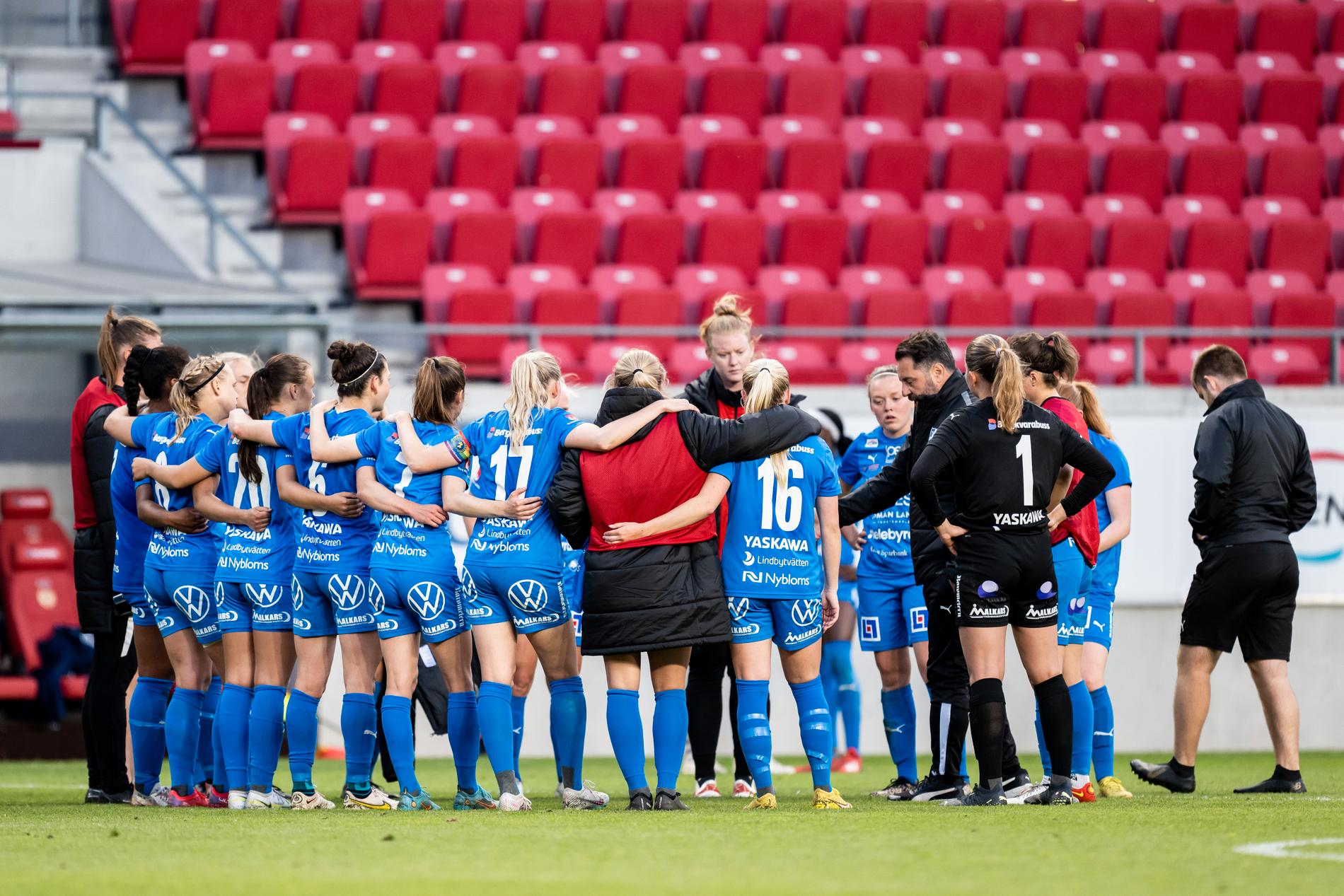 Kalmars spelare samlas efter fotbollsmatchen i Damallsvenskan mellan Kalmar och Djurgården. 
