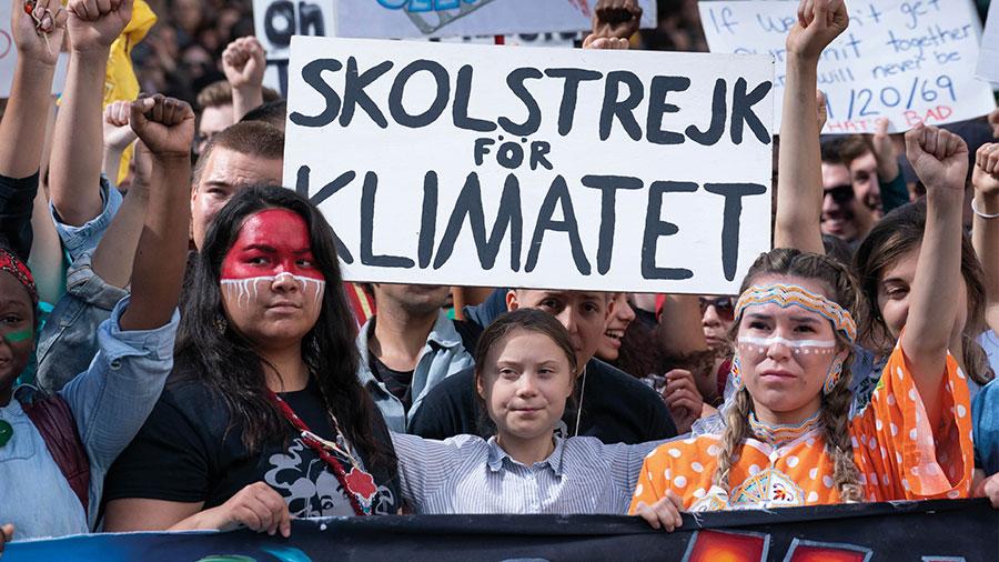 Att påstå att Sverige har ett ambitiöst klimatarbete är att ljuga. Politikernas undermåliga hantering av klimatkrisen är ett svek mot mänskligheten, skriver debattörerna.