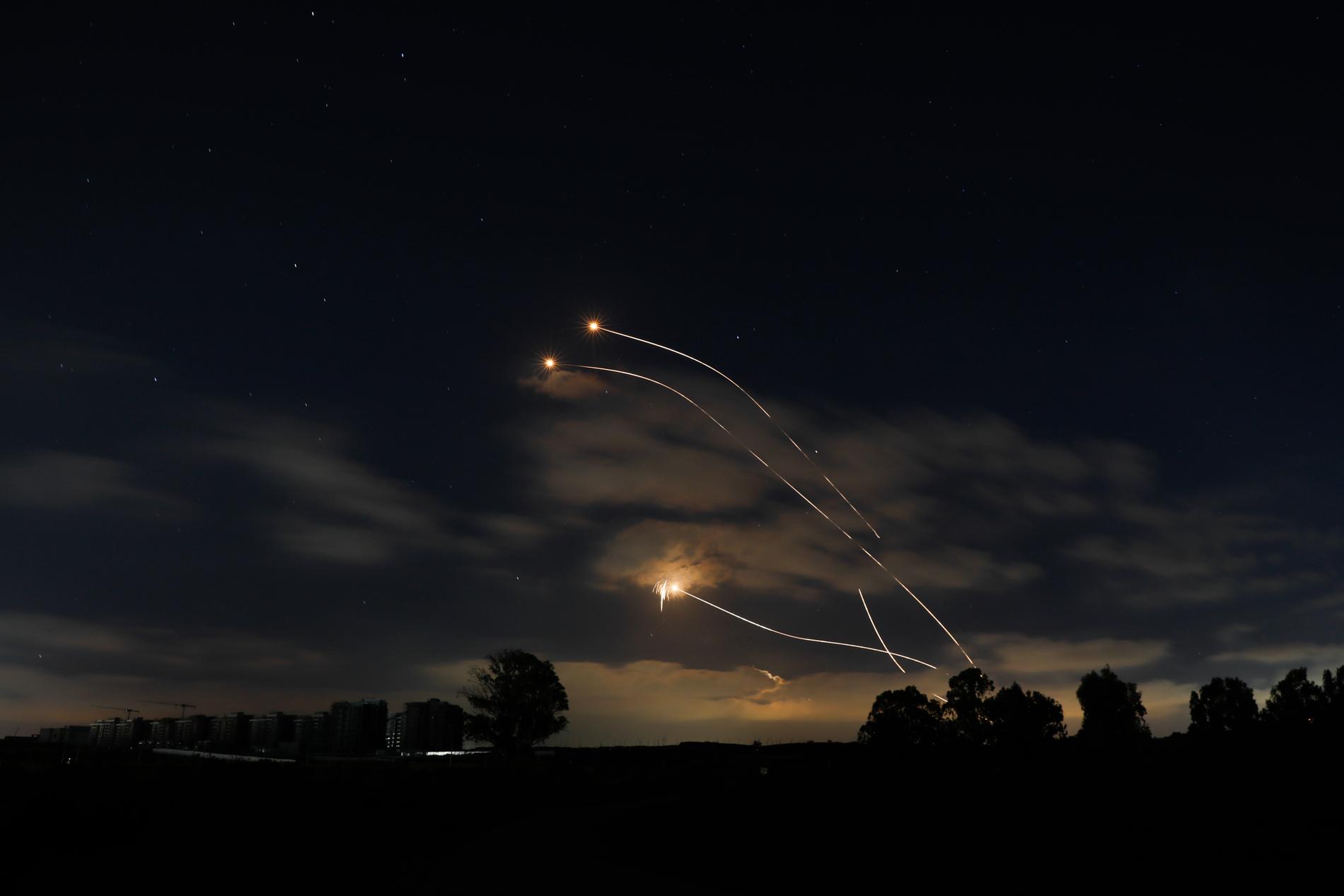 Israeliska missilförsvaret Iron dome skjuts upp mot raketer avfyrade från Gaza.