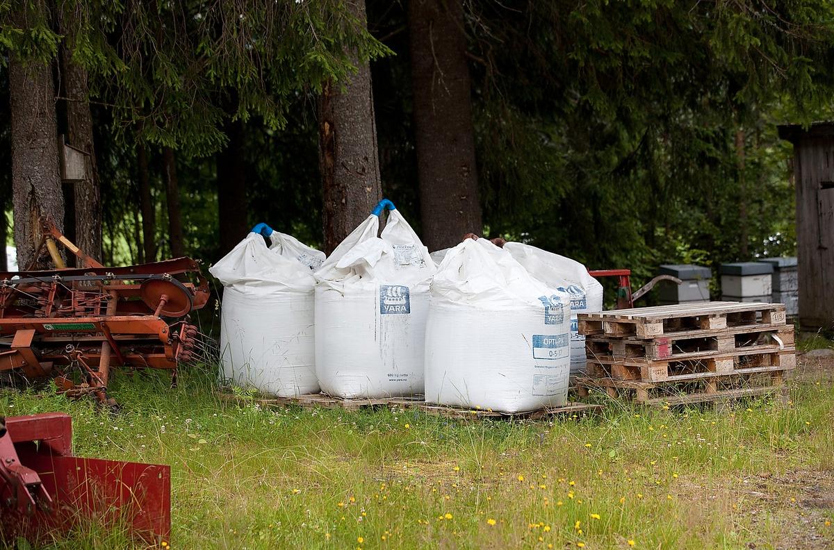 På gården där Behring Breivik ska ha byggt sina bomber hittade polisen hundratals kilo gödsel. Gödslet har troligtvis använts i bombtillverkningen. Till höger är ett utdrag från Behring Breiviks Ebay-konto.