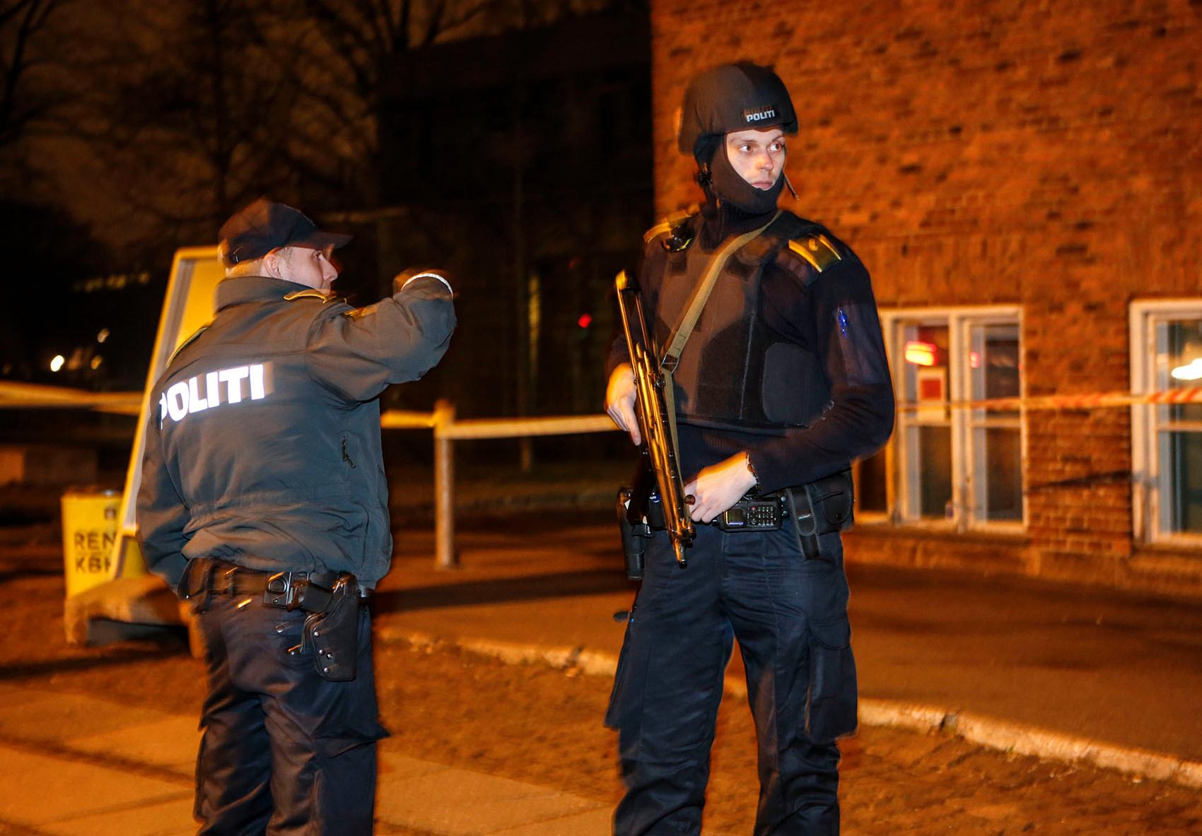 Tungt beväpnad polis i området kring kulturhuset Krudttønden i stadsdelen Østerbro i Köpenhamn på lördagskvällen.