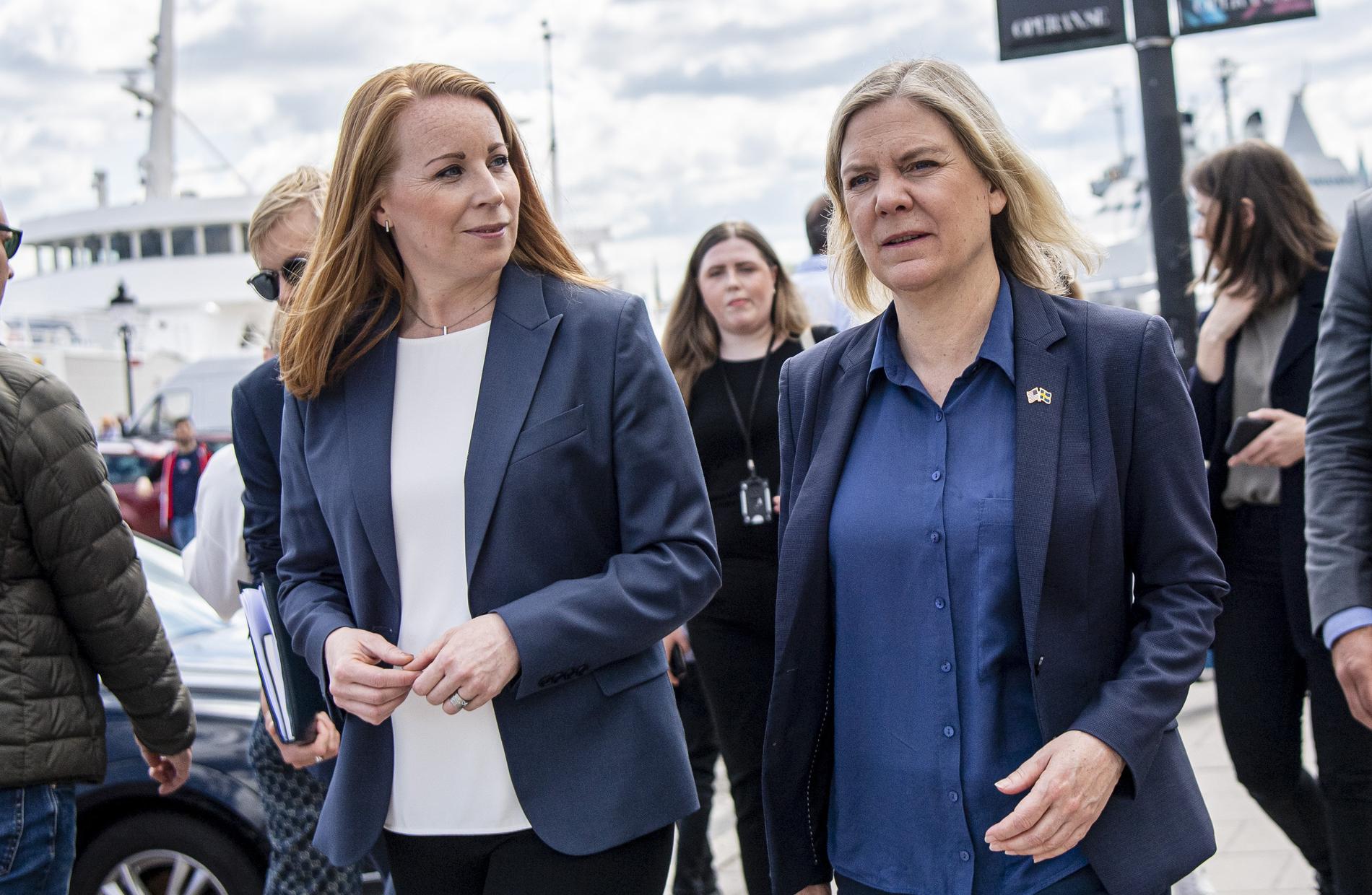 Statsminister Magdalena Andersson (S) och Centerpartiets partiledare Annie Lööf (C) i Stockholm i juni. 