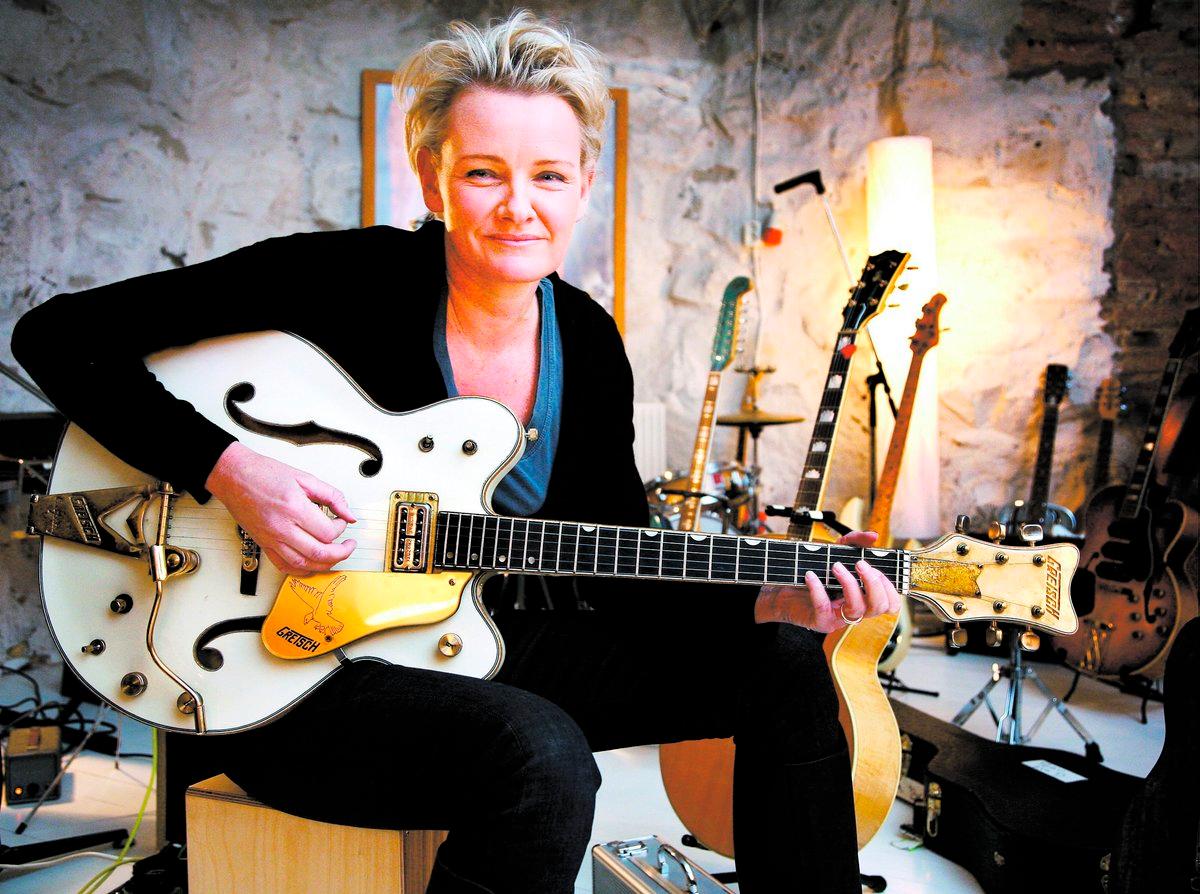 En gitarr med anor Eva Dahlgren äger Stephen Stills gamla vita Gretsch som han använde i Crosby, Stills & Nash. En av hennes många gitarrer. Men musiken till nya skivan har Eva gjort till piano för första gången.