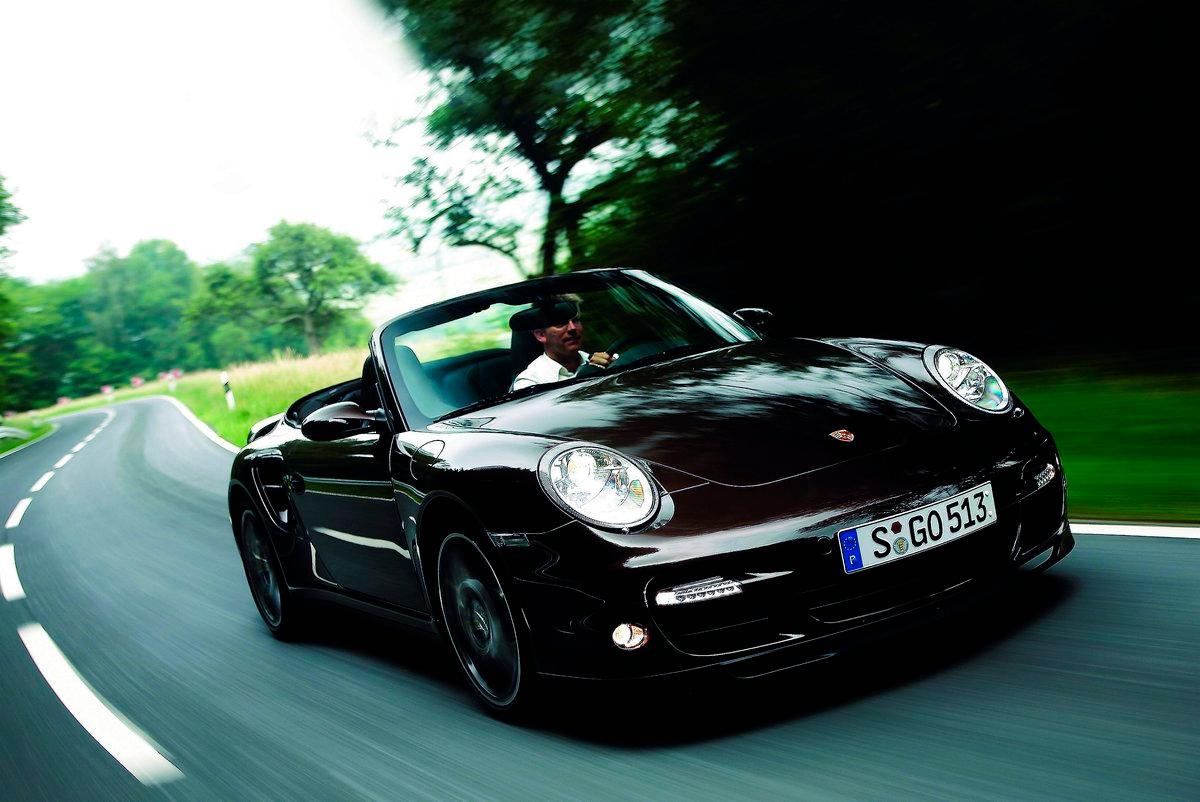 Cab åker man bäst i lägre hastigheter, men vi ger Porsche 911 Turbo en chans. Toppfarten är hårresande 310 km i timmen ... Fyrhjulsdriften kommer till sin rätt i regnet.